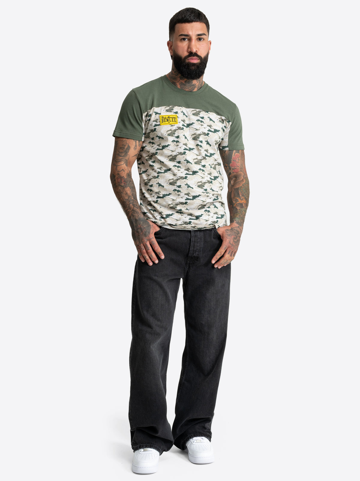 BENLEE Herren T-Shirt in Olivgrün mit Camouflage-Muster auf der Brust.