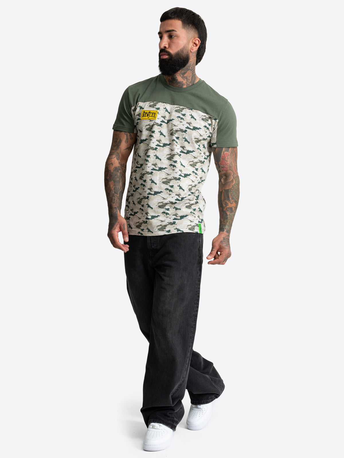 Seitenansicht des olivgrünen BENLEE Camouflage Herren T-Shirts mit Logo-Details.