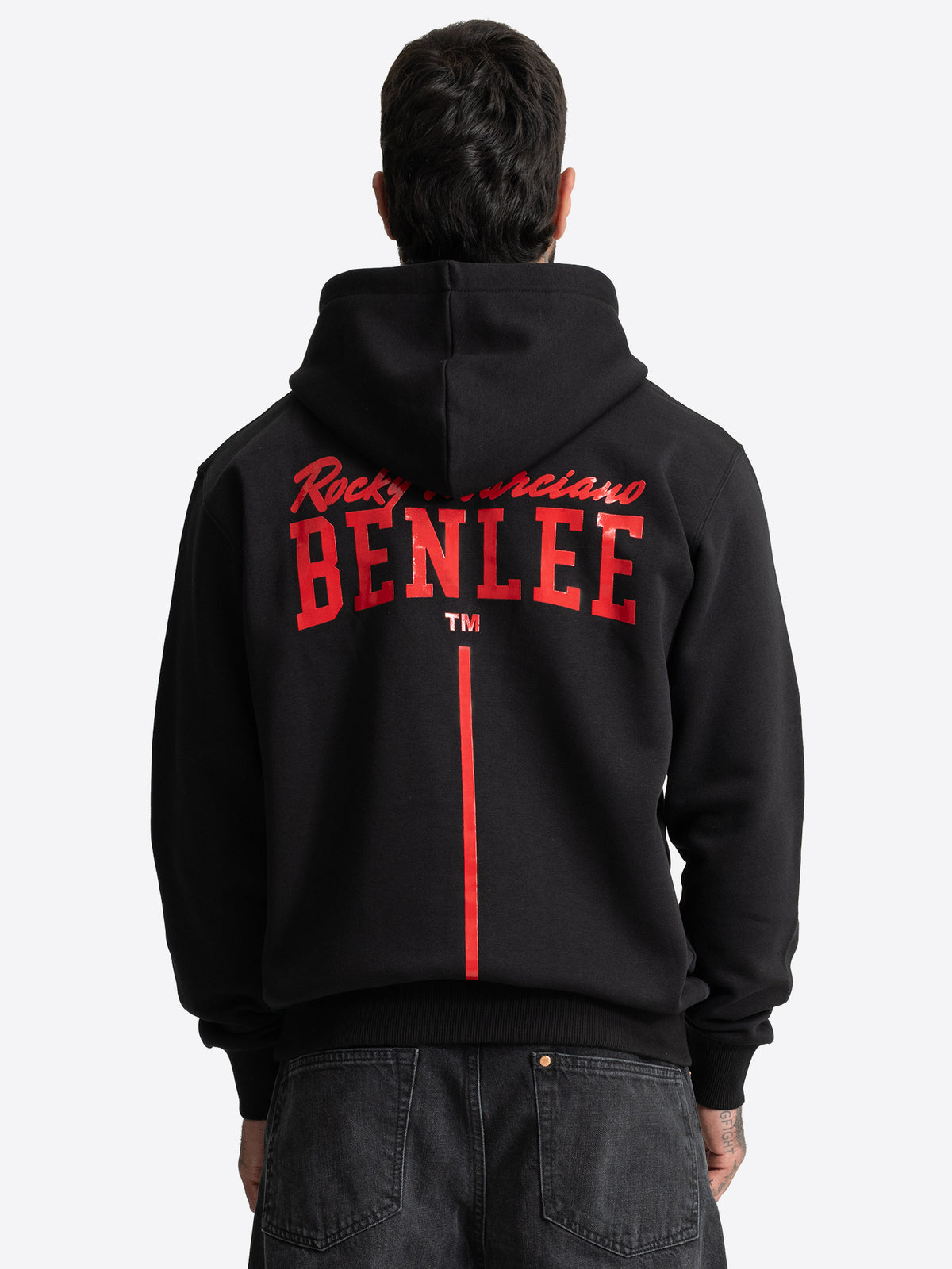 Rückansicht des schwarzen BENLEE Herren-Hoodies mit rotem Logo-Print.
