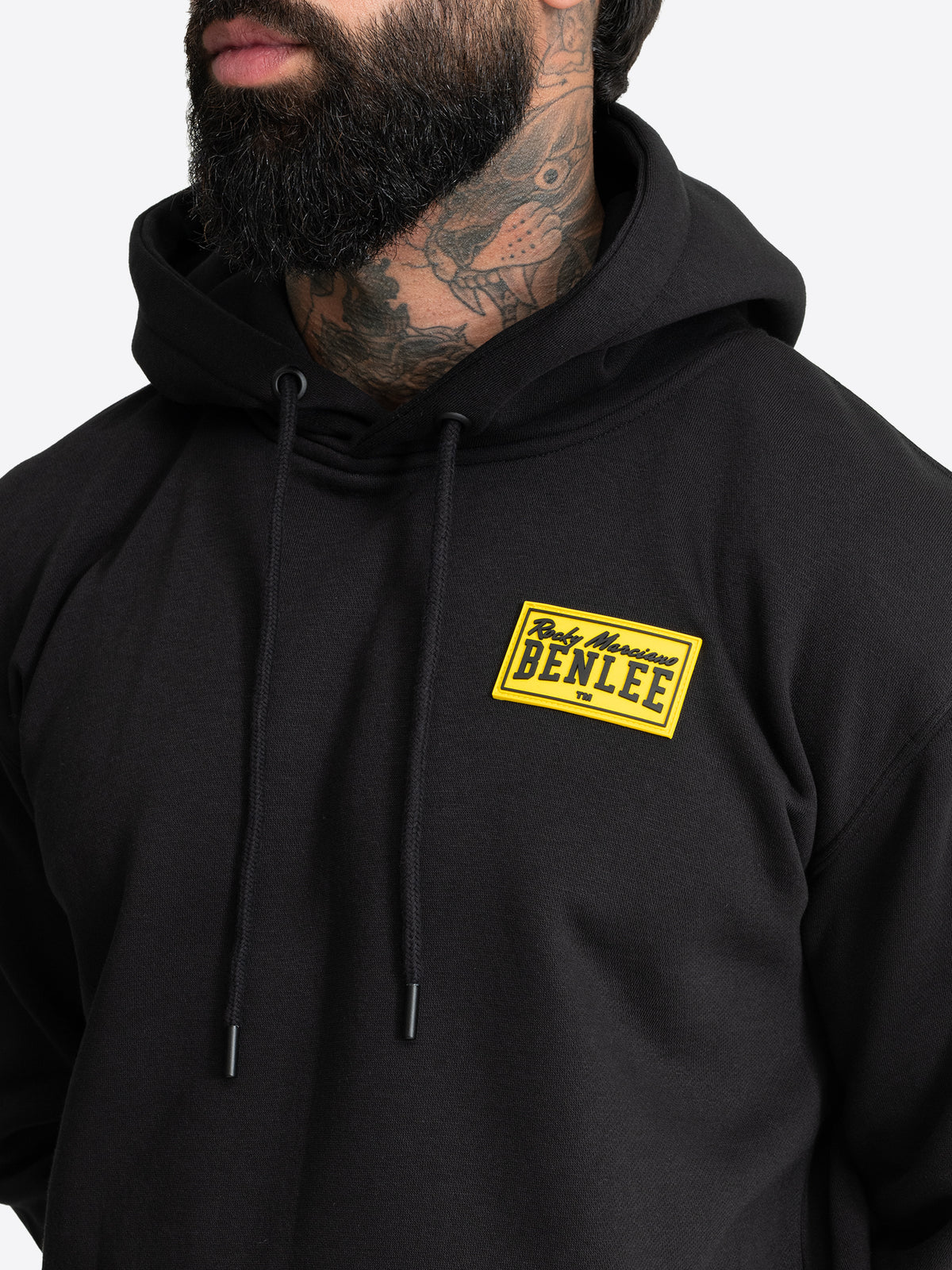 Schwarzer BENLEE Kapuzenpullover für Herren in normaler Passform mit Kängurutasche und gelbem Logo-Patch auf der Brust.
