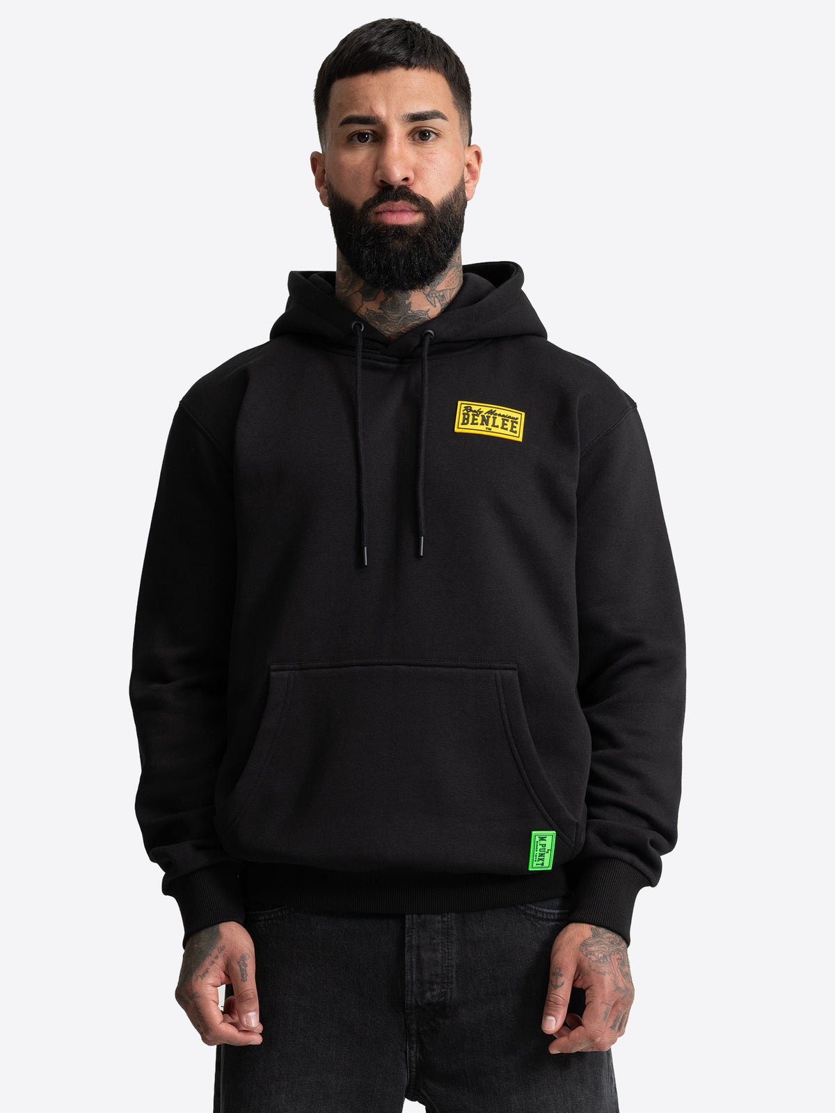 Schwarzer BENLEE Kapuzenpullover für Herren in normaler Passform mit Kängurutasche und gelbem Logo-Patch auf der Brust.
