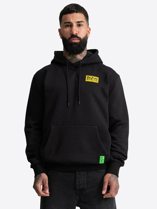 Schwarzer BENLEE Kapuzenpullover für Herren in normaler Passform mit Kängurutasche und gelbem Logo-Patch auf der Brust.
