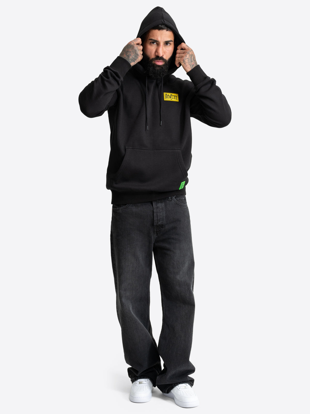 Schwarzer BENLEE Kapuzenpullover für Herren in normaler Passform mit Kängurutasche und gelbem Logo-Patch auf der Brust.
