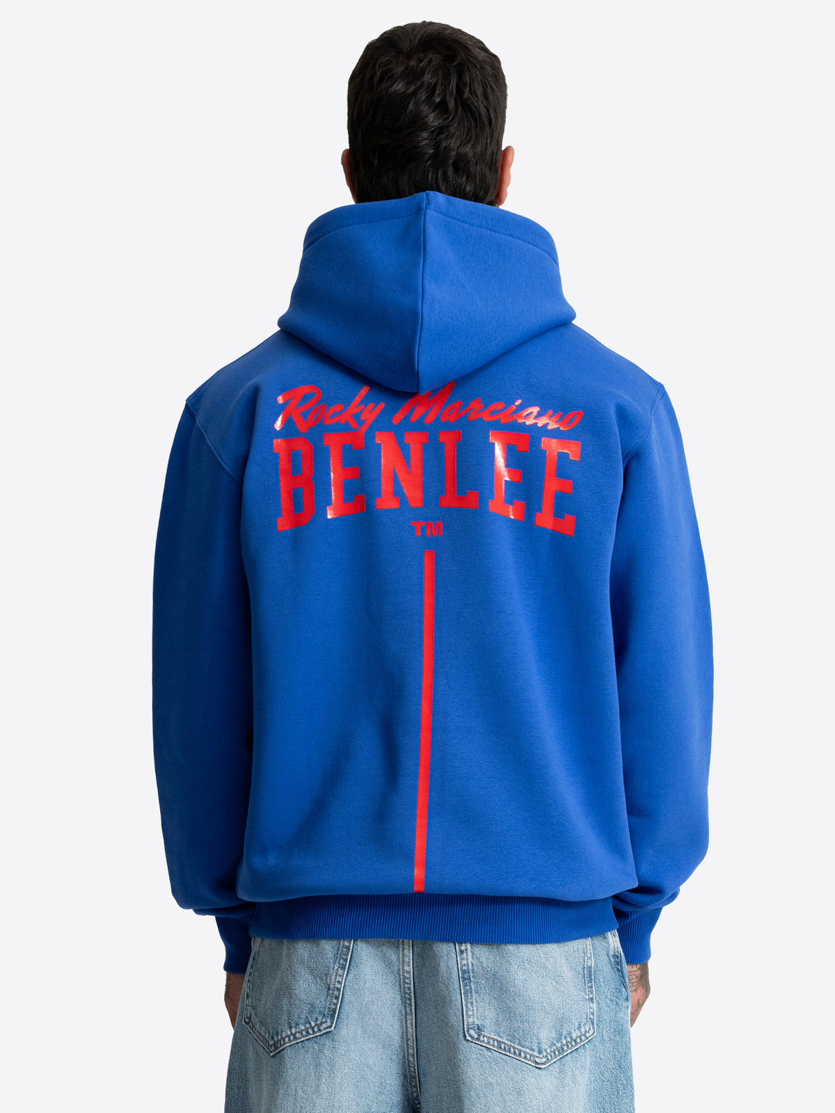 Rückansicht des blauen BENLEE Herren-Hoodies mit rotem Logo-Print.
