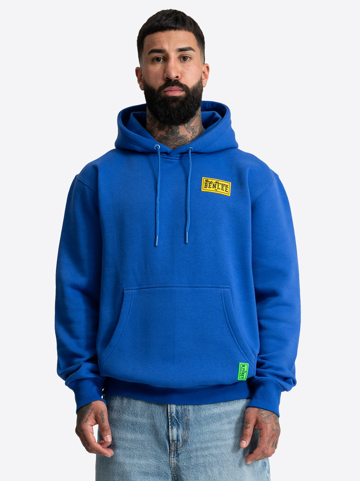 Blauer BENLEE Kapuzenpullover für Herren in normaler Passform mit Kängurutasche und gelbem Logo-Patch auf der Brust.
