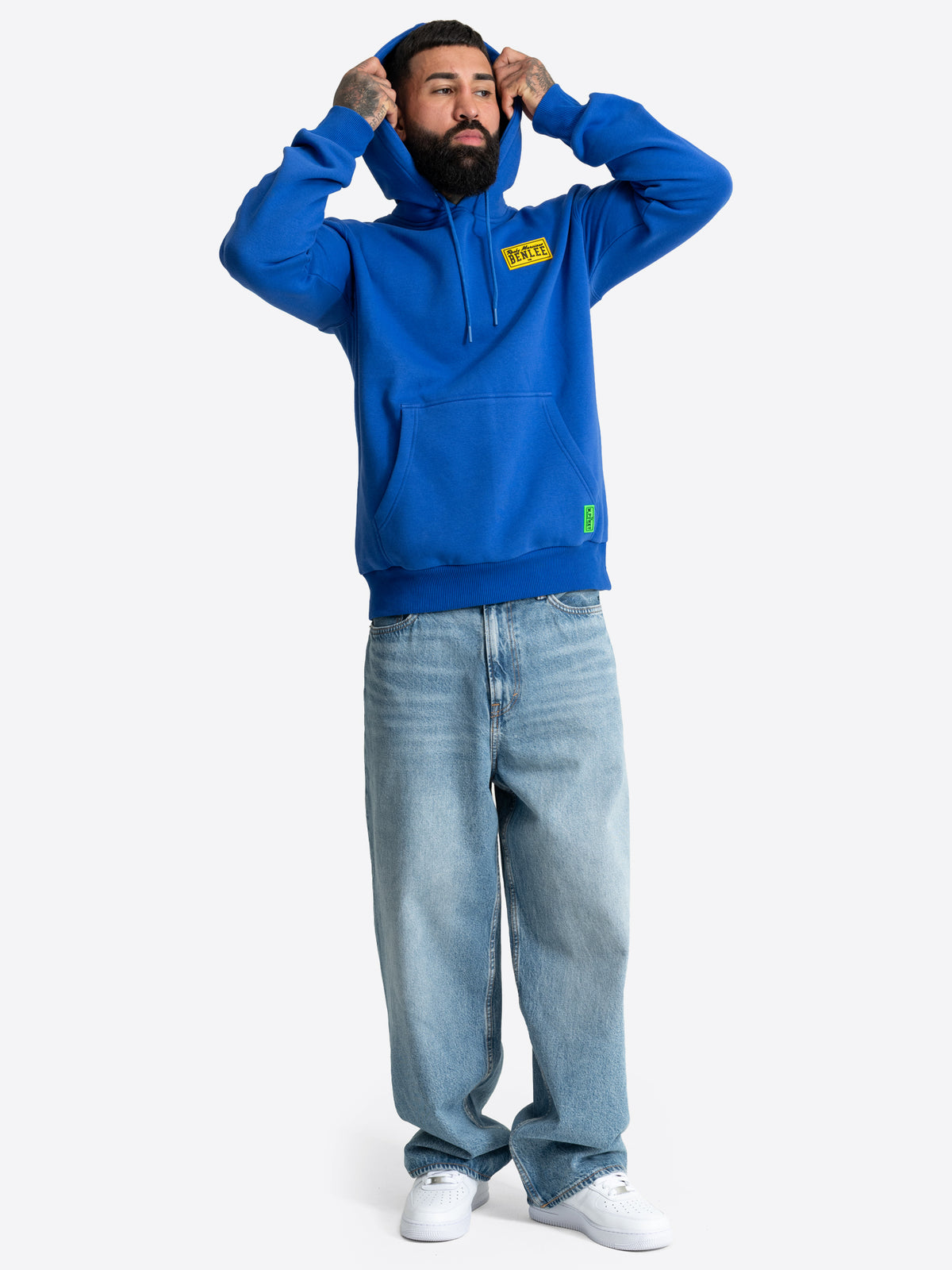 Blauer BENLEE Kapuzenpullover für Herren in normaler Passform mit Kängurutasche und gelbem Logo-Patch auf der Brust.
