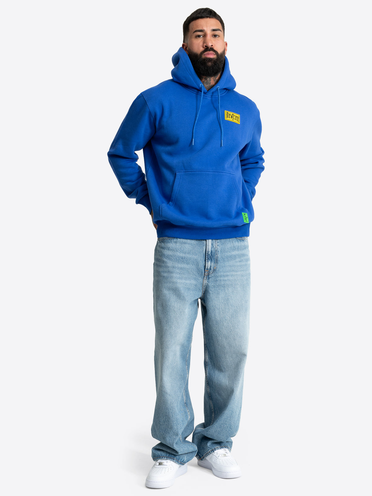 Blauer BENLEE Kapuzenpullover für Herren in normaler Passform mit Kängurutasche und gelbem Logo-Patch auf der Brust.
