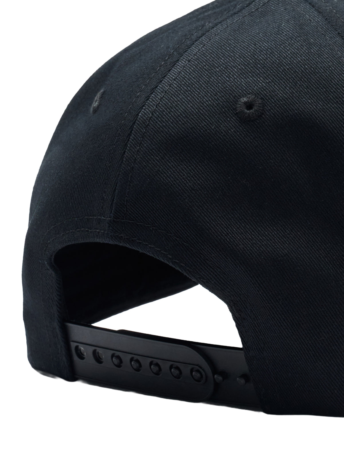 Rückansicht einer schwarzen Kappe mit einem verstellbaren Snapback-Verschluss aus Kunststoff.