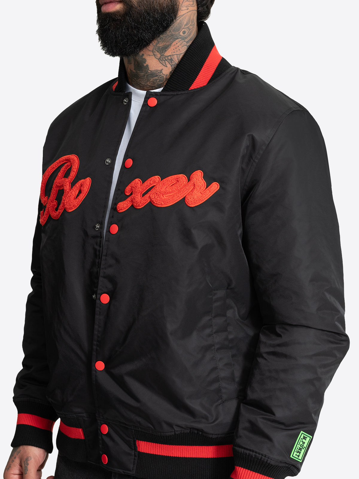 Schwarze BENLEE Herren-Collegejacke in normaler Passform mit rotem Boxer-Schriftzug auf der Brust.
