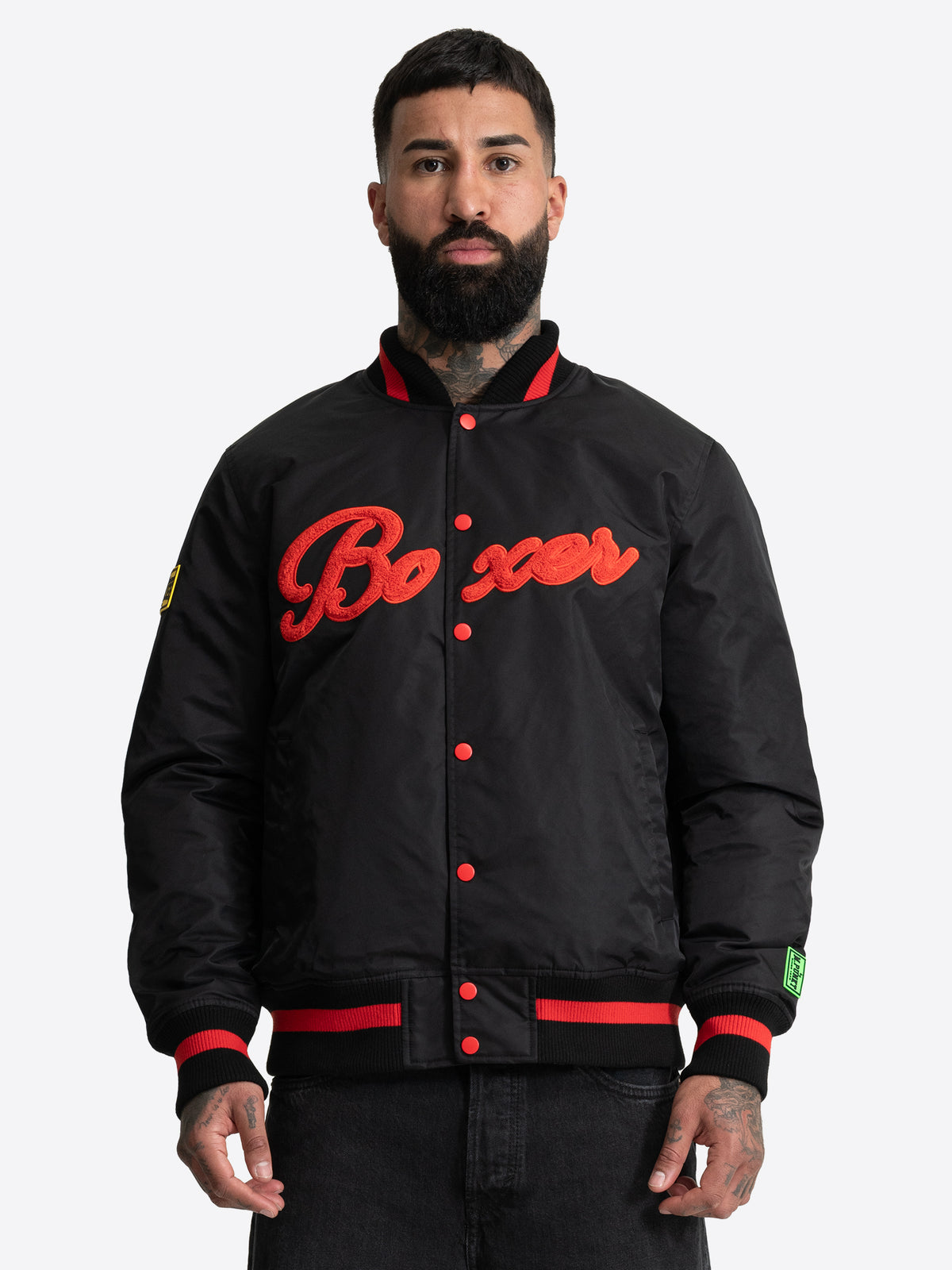 Schwarze BENLEE Herren-Collegejacke in normaler Passform mit rotem Boxer-Schriftzug auf der Brust.
