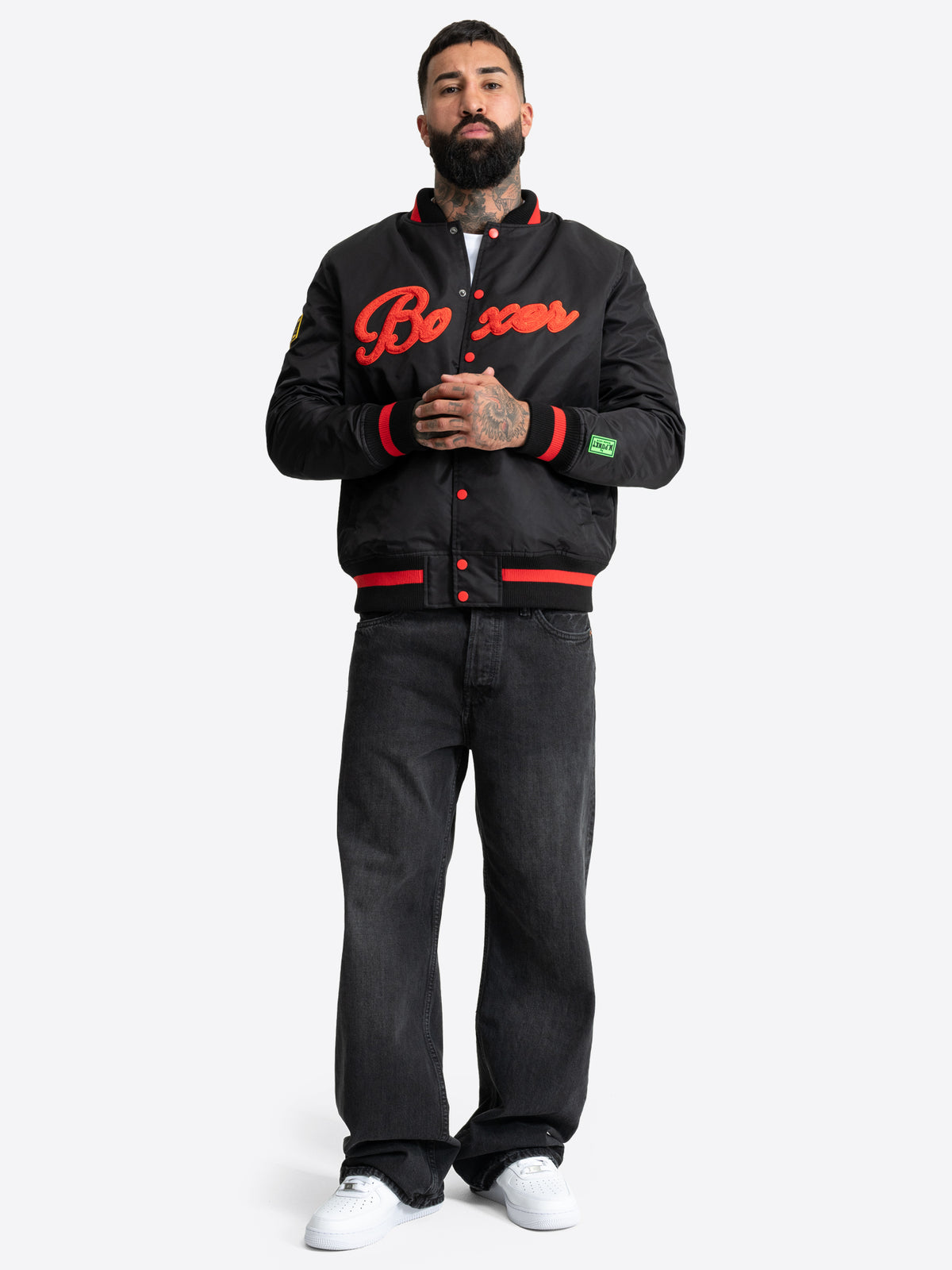 Schwarze BENLEE Herren-Collegejacke in normaler Passform mit rotem Boxer-Schriftzug auf der Brust.
