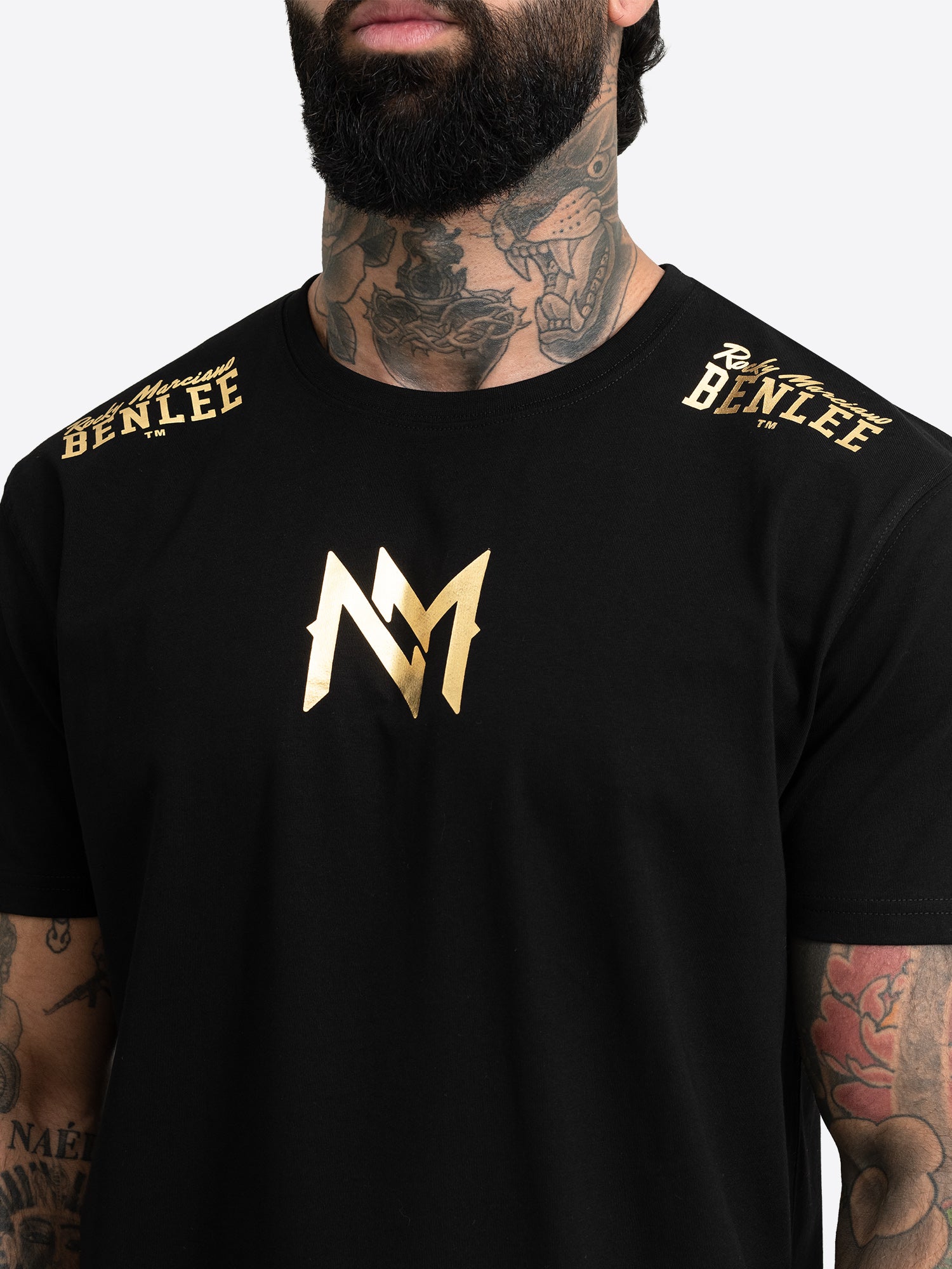 Goldener BENLEE Druck und Logo-Prints an der Schulternaht.