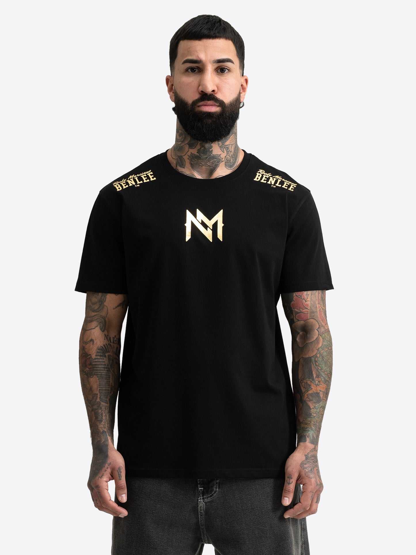 Schwarzes BENLEE T-Shirt für Herren mit goldenem Logo-Druck auf der Brust.