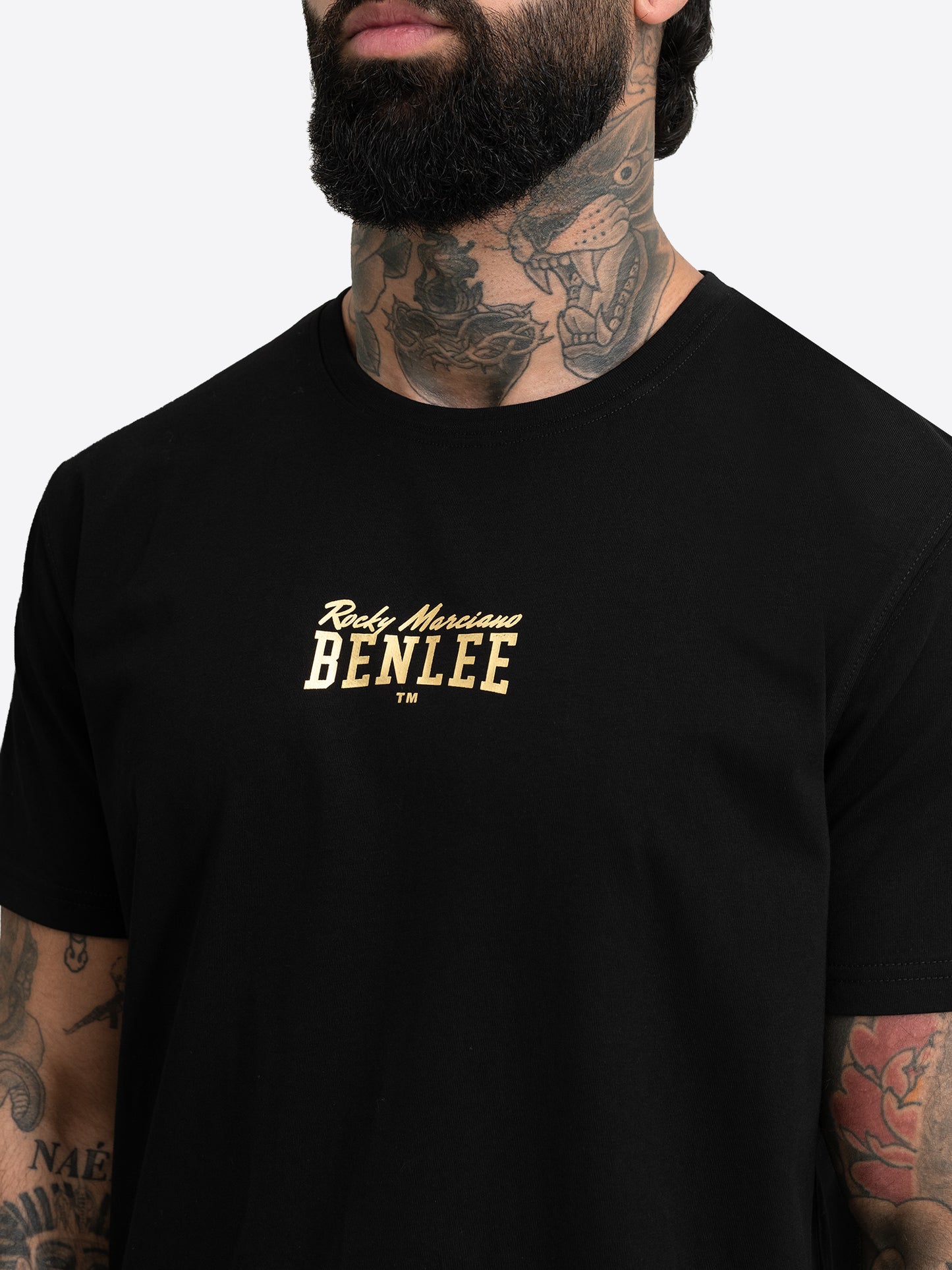 Plakativer goldener Logo-Druck auf 100% gekämmter Jersey-Baumwolle.