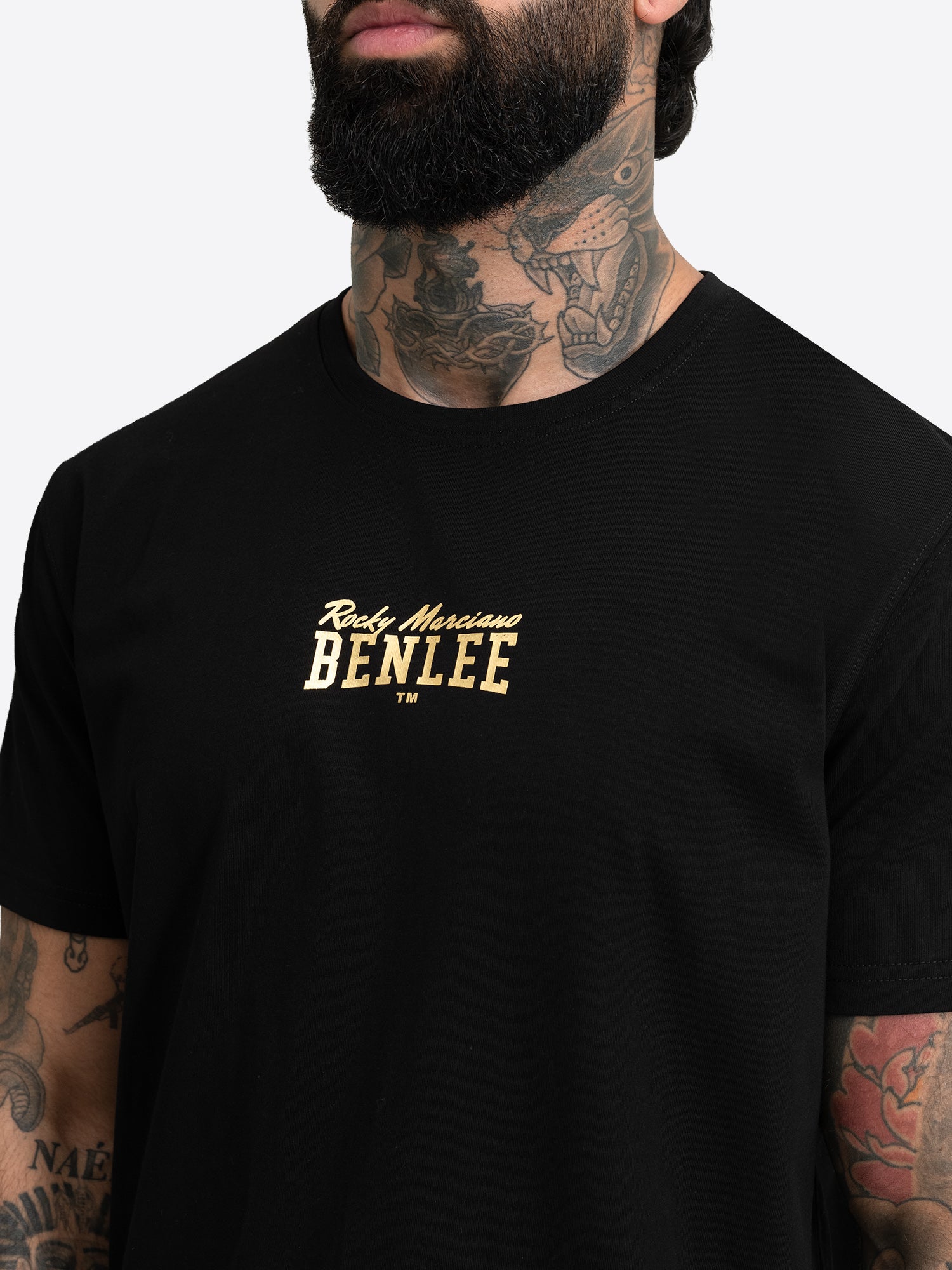 Plakativer goldener Logo-Druck auf 100% gekämmter Jersey-Baumwolle.