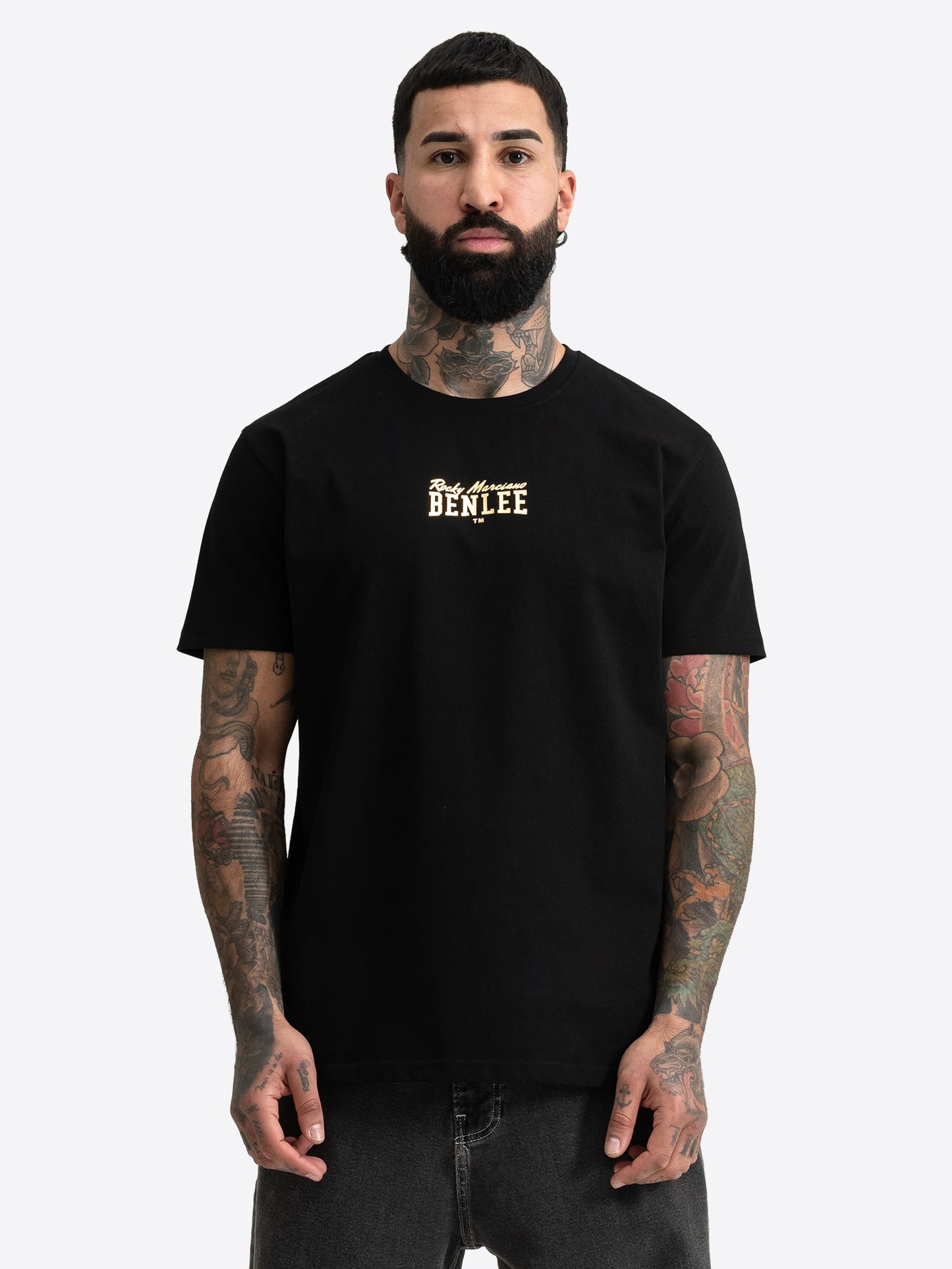 Schwarzes BENLEE Herren Shirt mit kleinem goldenen Logo-Druck auf der Brust.