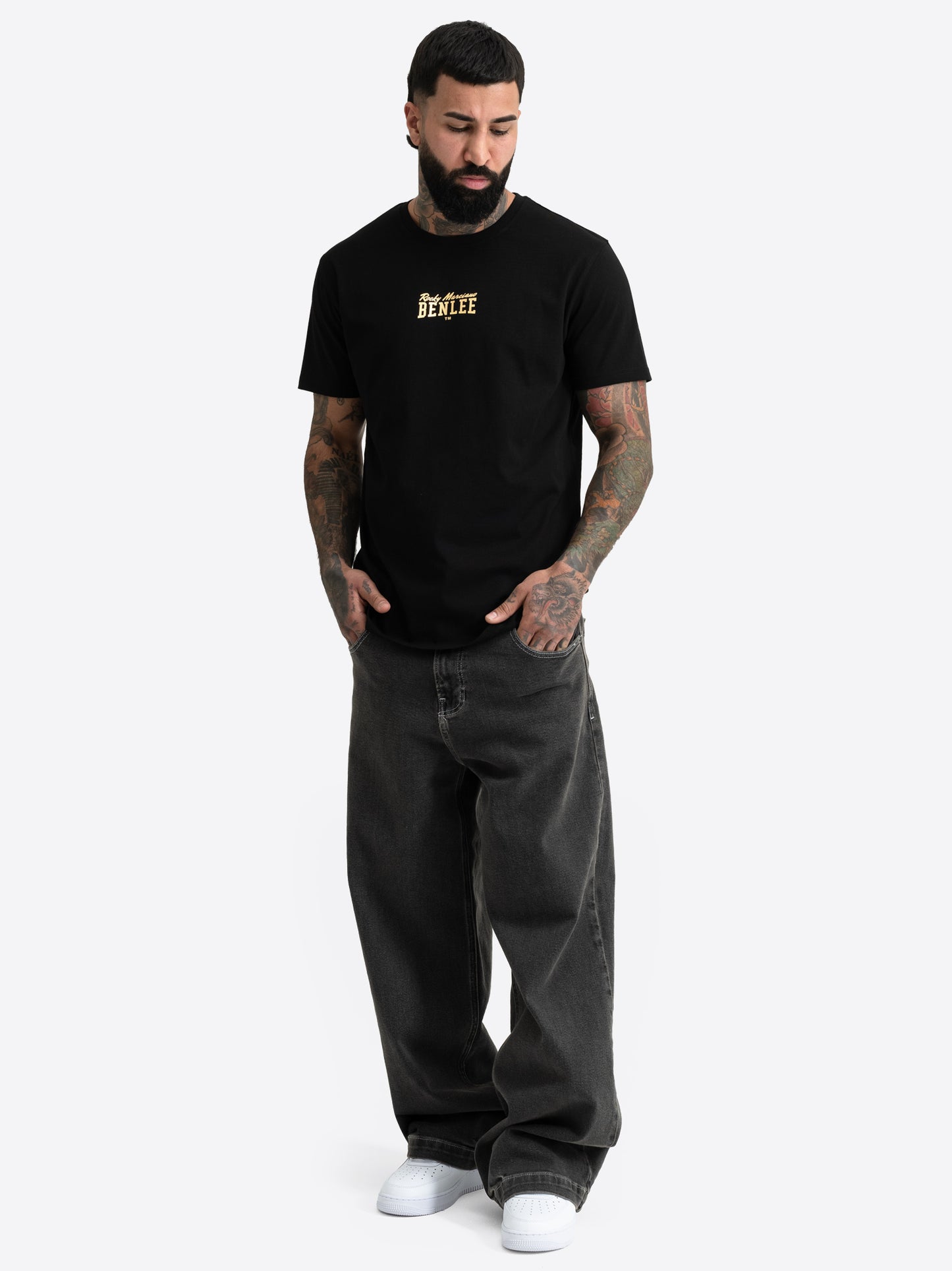 Schwarzes BENLEE Herren Shirt mit kleinem goldenen Logo-Druck auf der Brust.