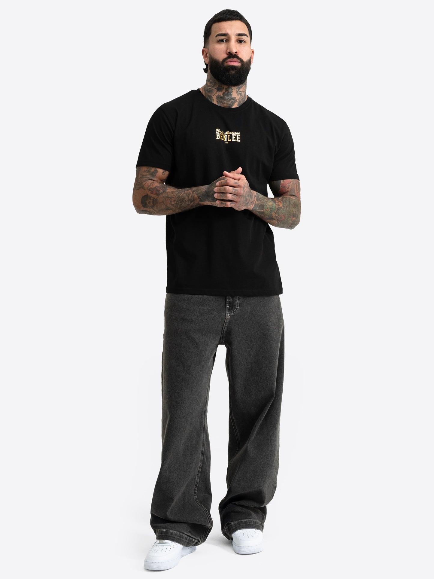 Schwarzes BENLEE Herren Shirt mit kleinem goldenen Logo-Druck auf der Brust.