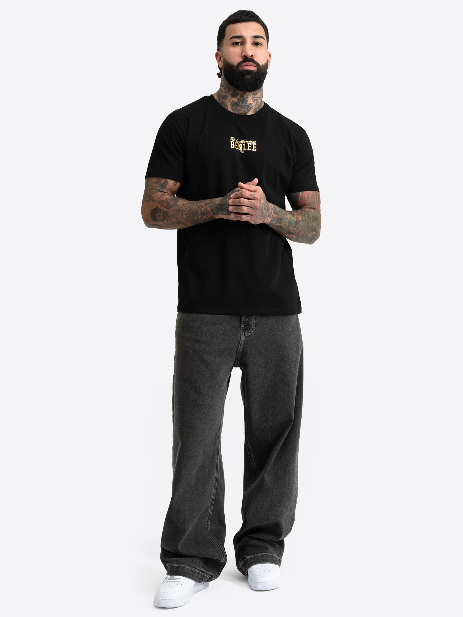 Schwarzes BENLEE Herren Shirt mit kleinem goldenen Logo-Druck auf der Brust.