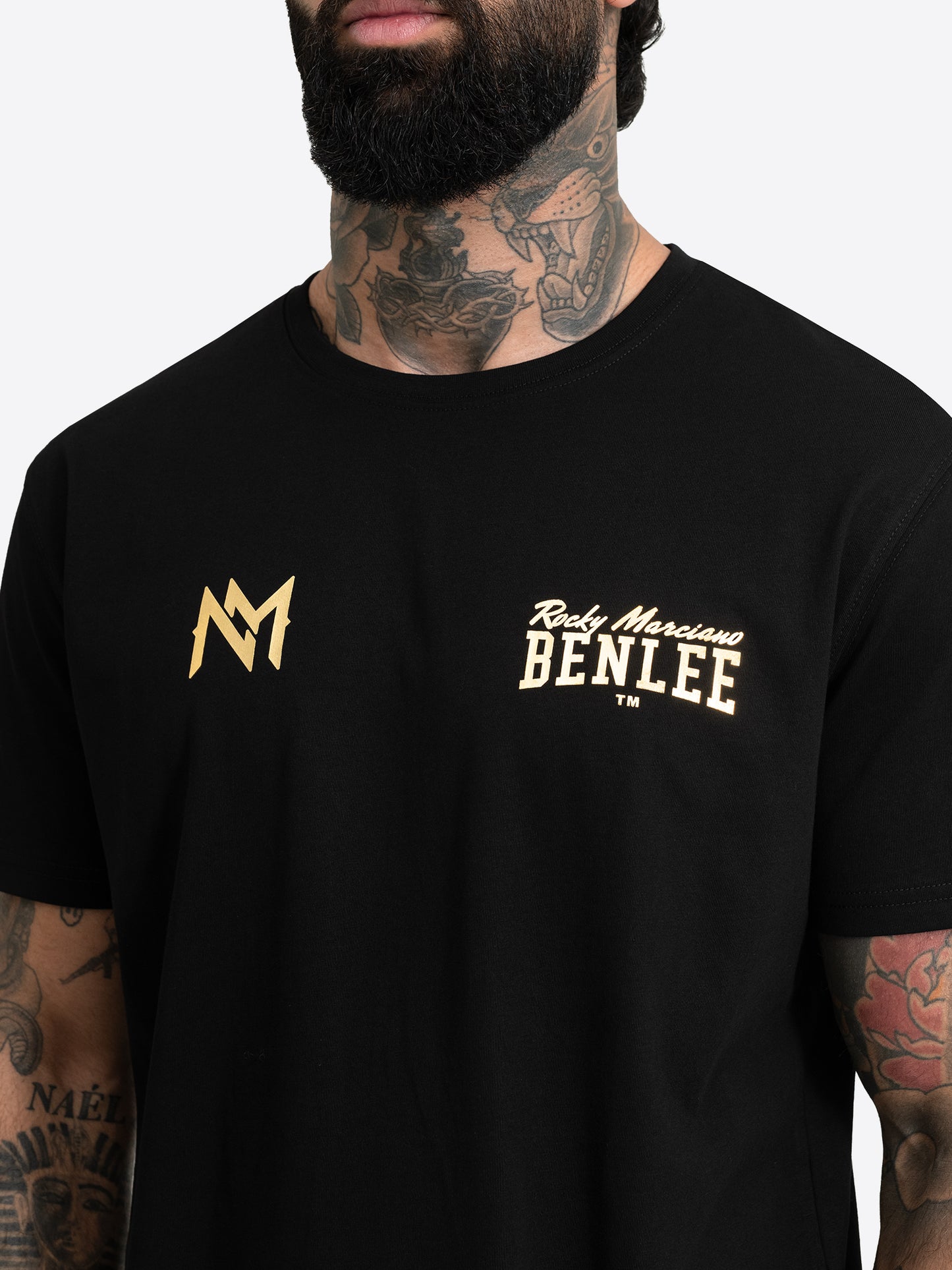  Goldener Nina Meinke & Benlee Logo-Print auf Schwarz.