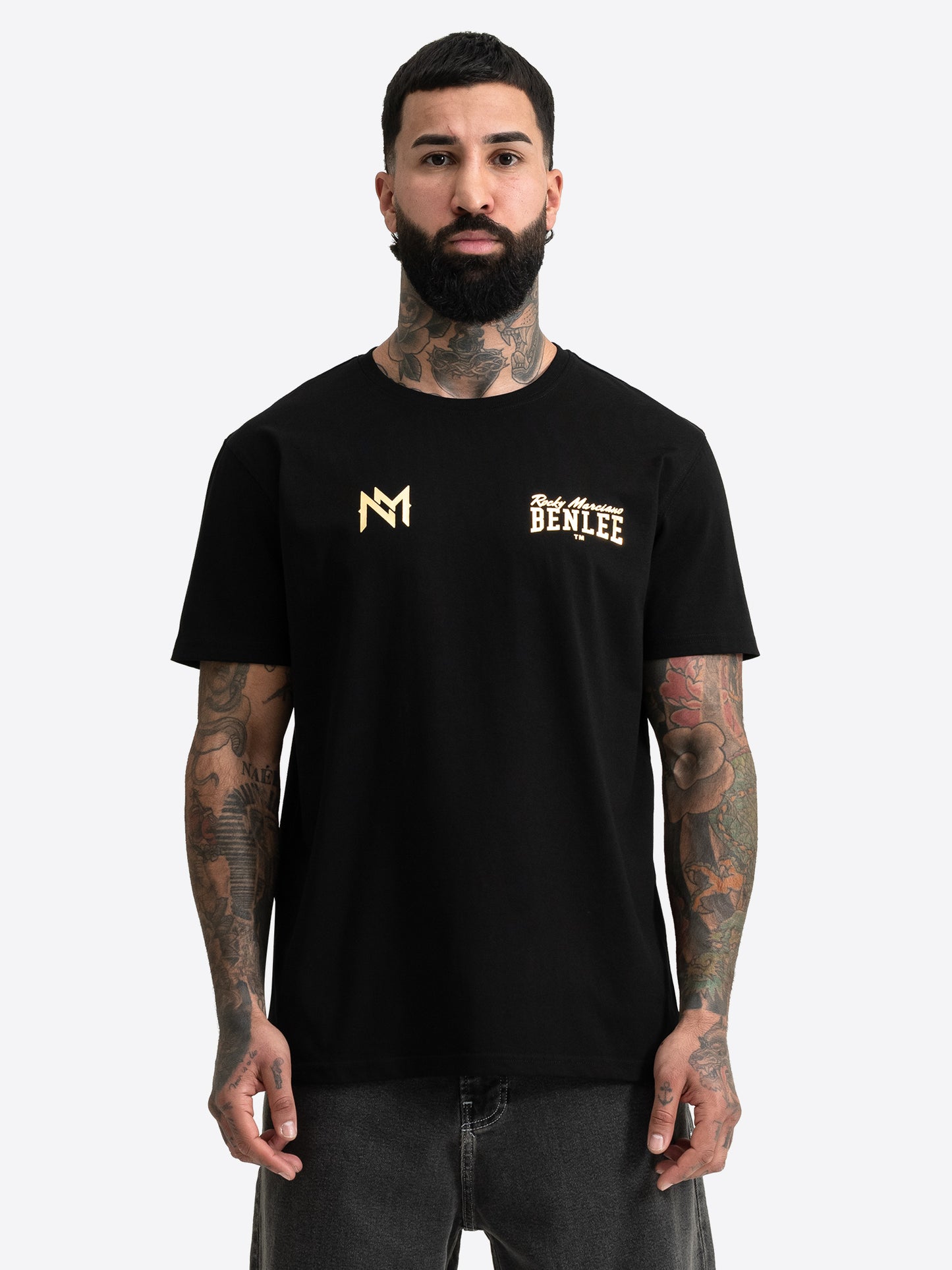 Benlee Peekskill T-Shirt Schwarz: Nina Meinke Logo & goldener Brust-Print.
