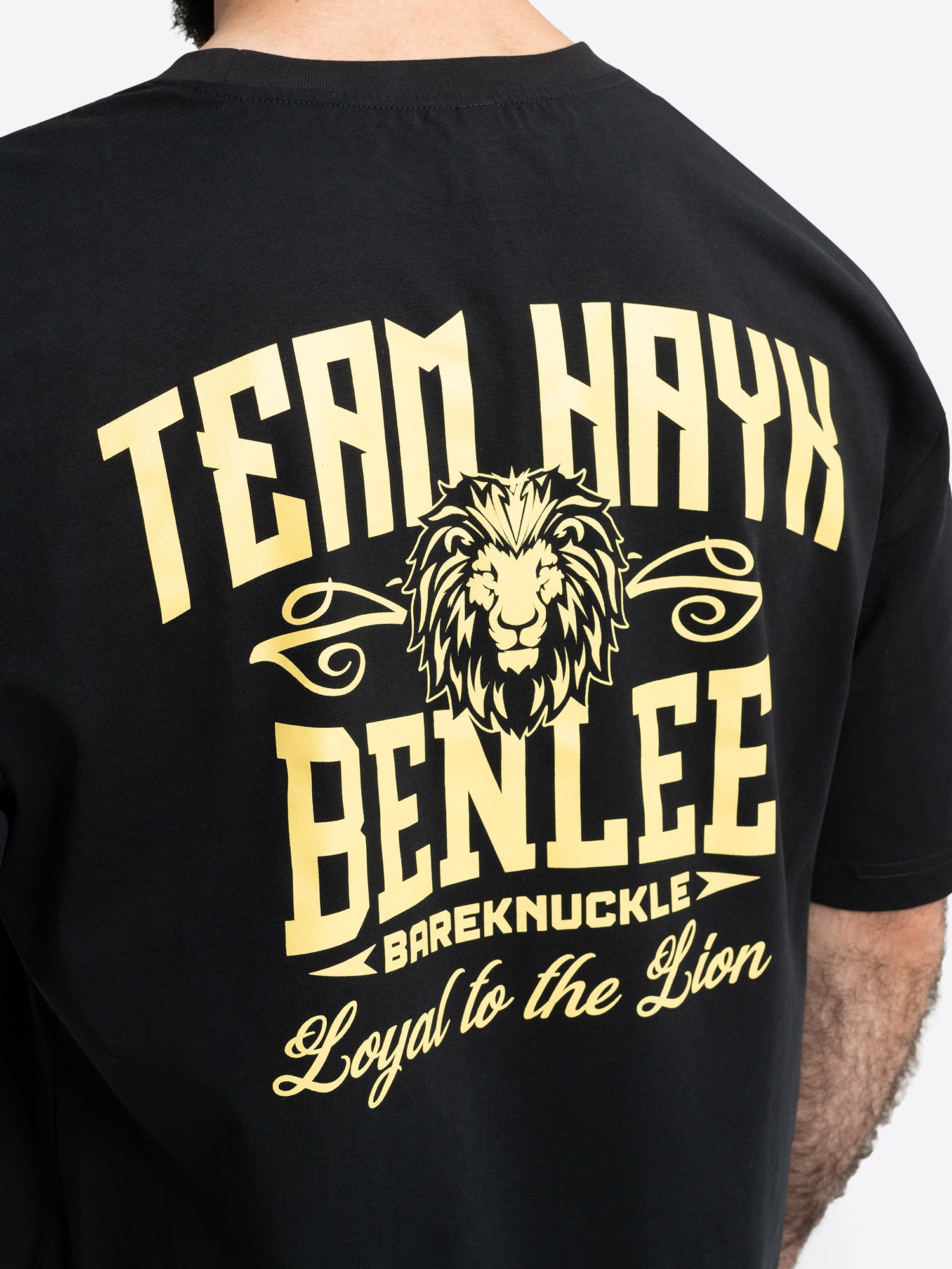 Rückansicht von schwarzem Benlee Herren T-Shirt mit goldenem Logo-Print.