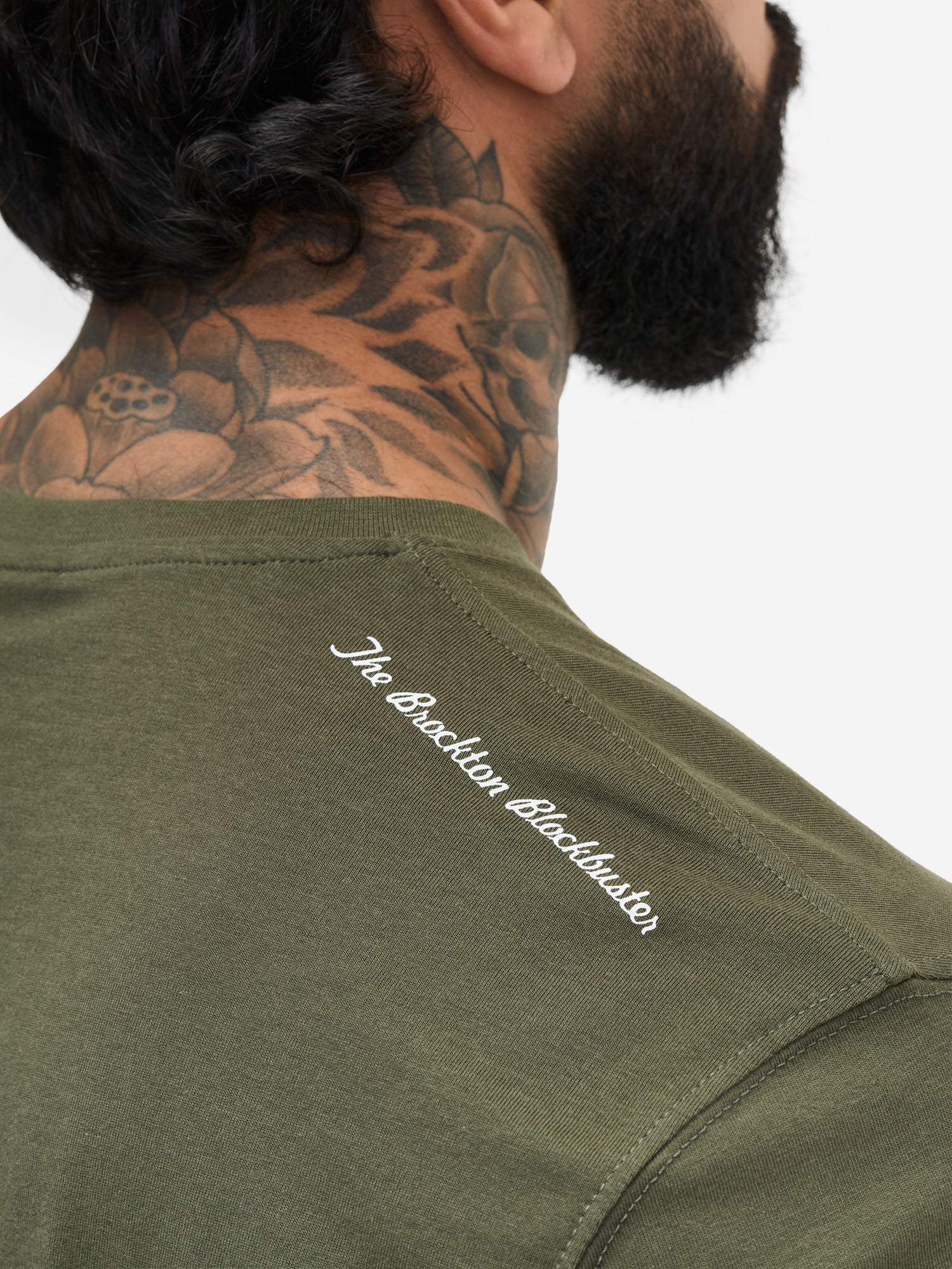 Weisser 'The Brockton Blockbuster' Print auf der Schulter des oliven Benlee Shirts