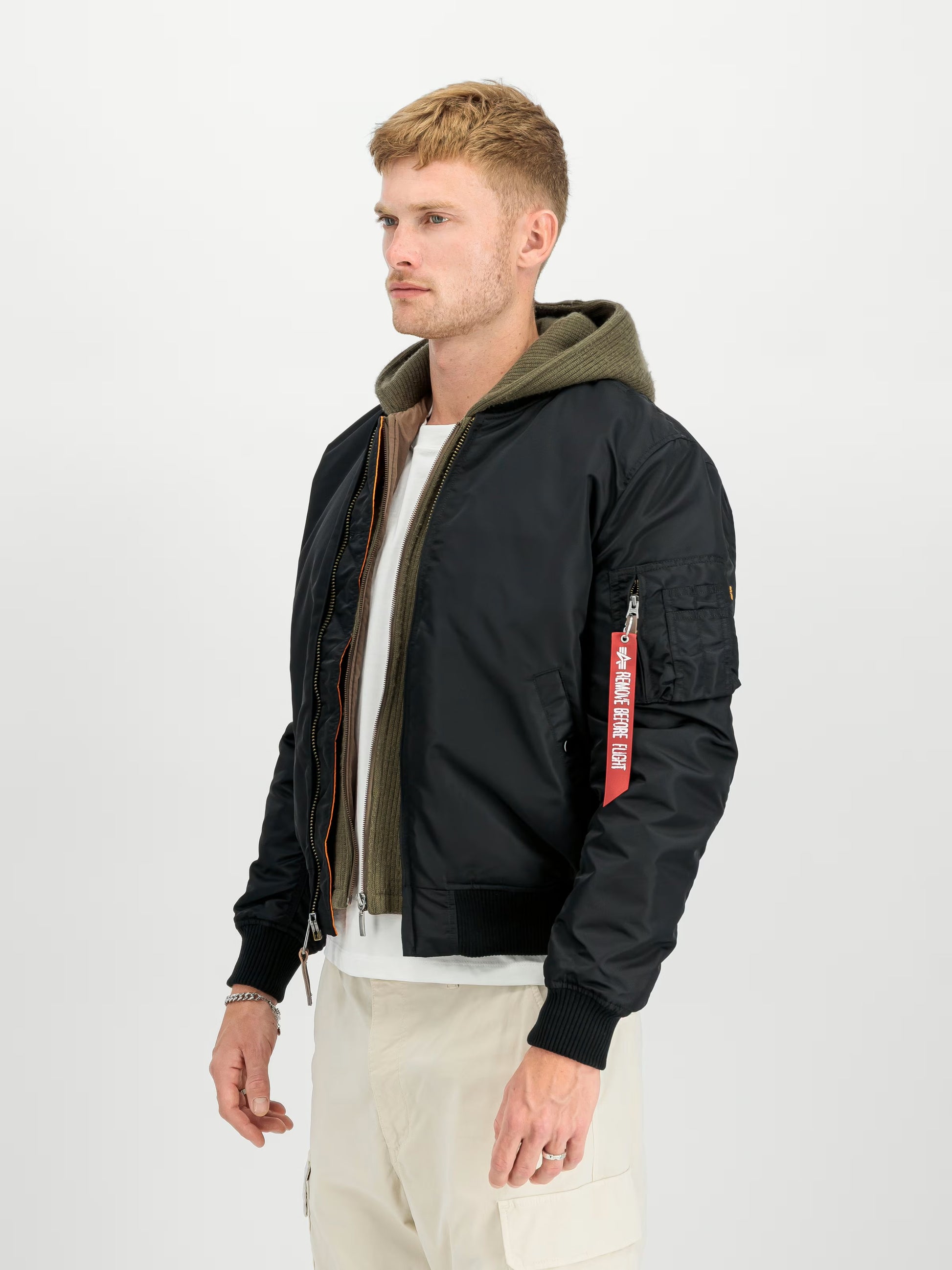Alpha Industries MA-1 VF 59 Bomber Jacket – Slim Fit Frontansicht in Schwarz