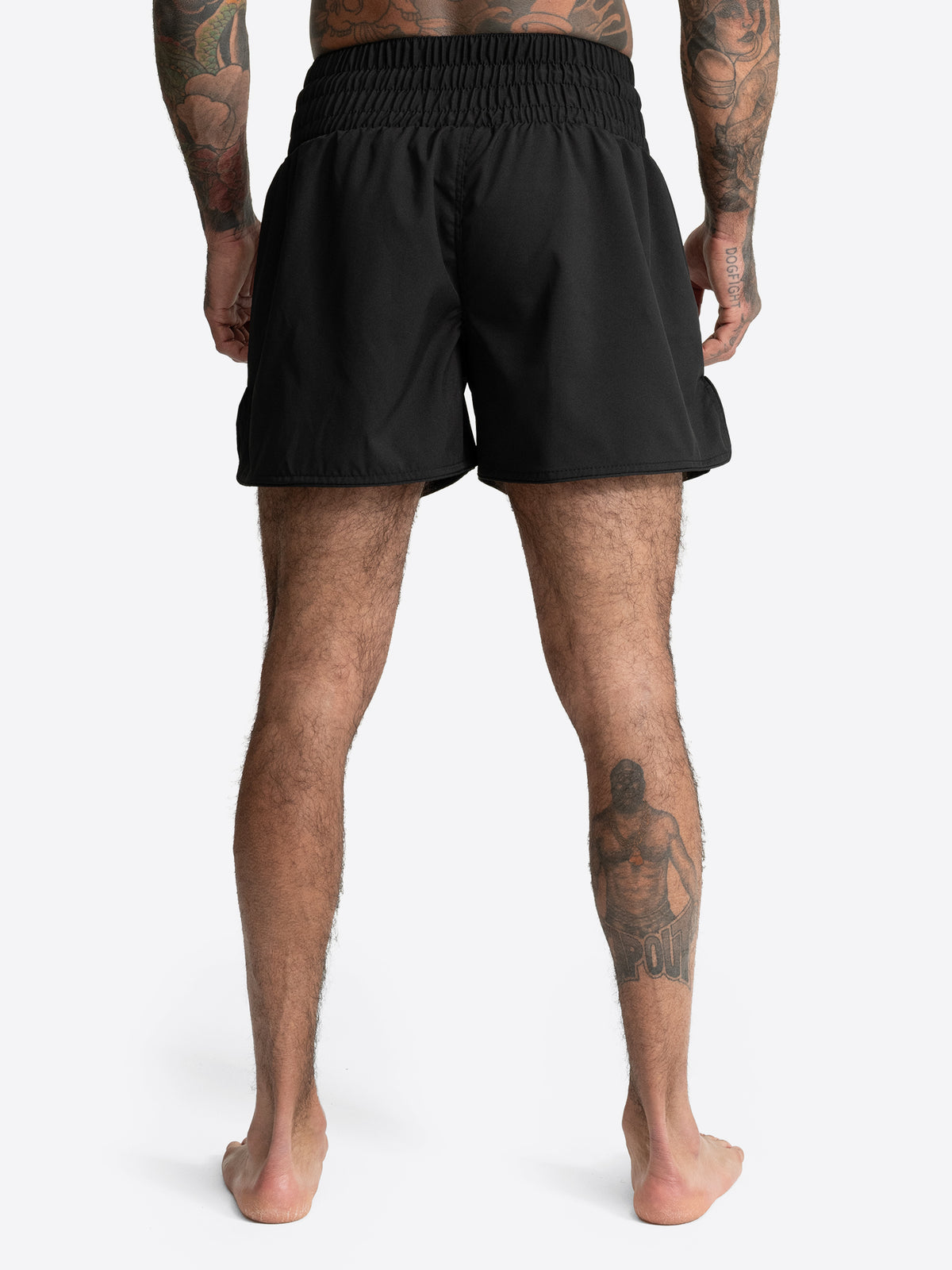 Rückansicht der schwarzen BENLEE Unisex Muay Thai Shorts am Model.
