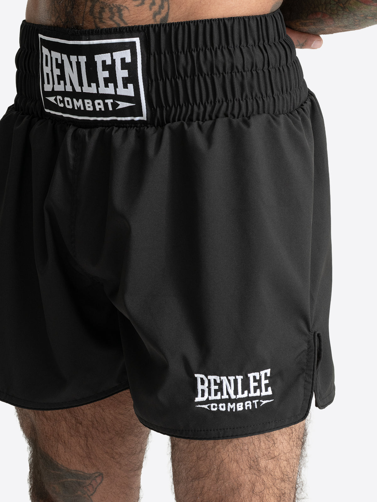 Schwarze BENLEE Unisex Muay Thai Shorts aus Micro-Stretch am Model.