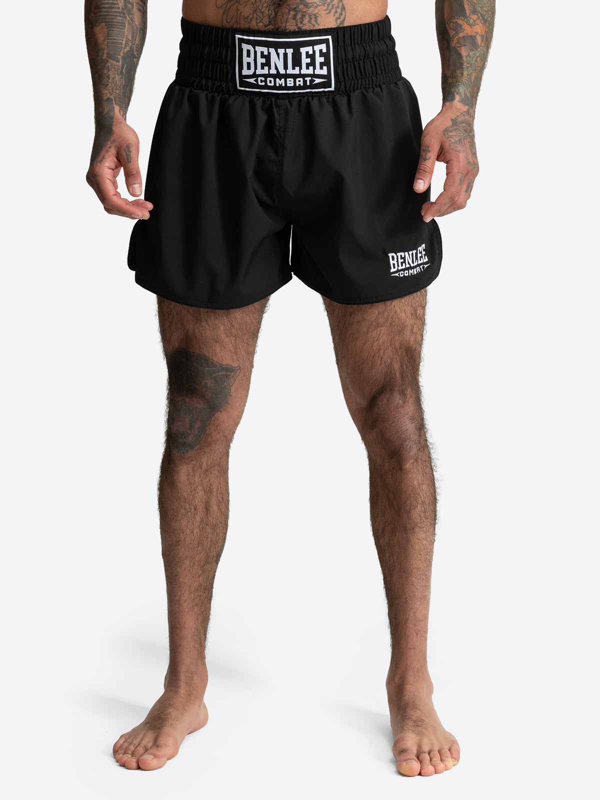 Schwarze BENLEE Unisex Muay Thai Shorts aus Micro-Stretch am Model.