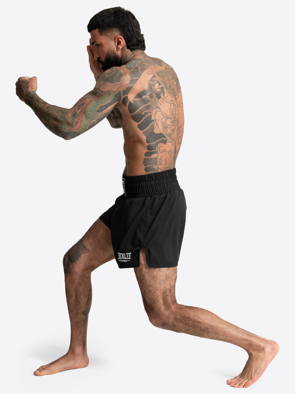 Schwarze BENLEE Unisex Muay Thai Shorts aus Micro-Stretch am Model.