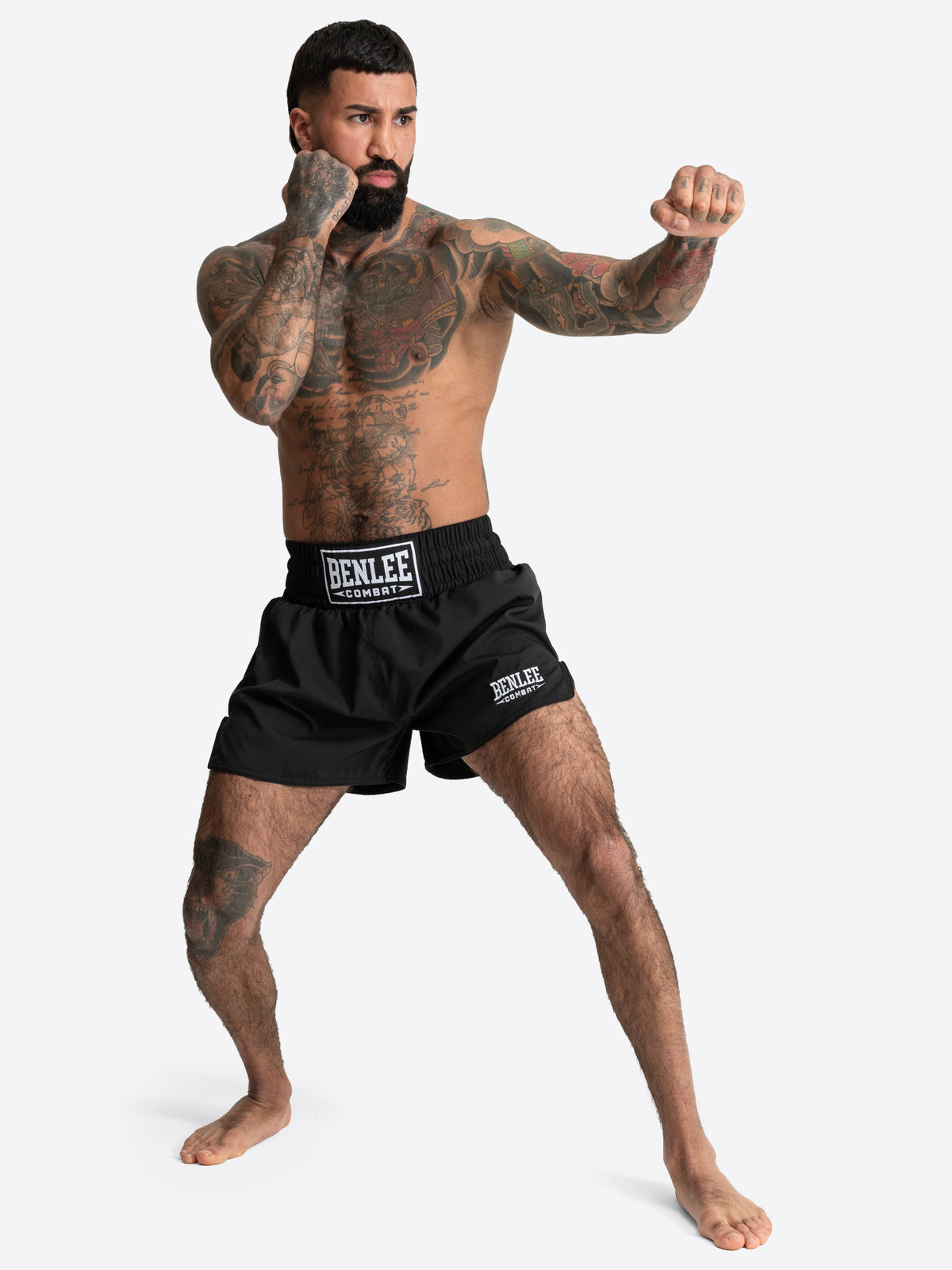Schwarze BENLEE Unisex Muay Thai Shorts aus Micro-Stretch am Model.
