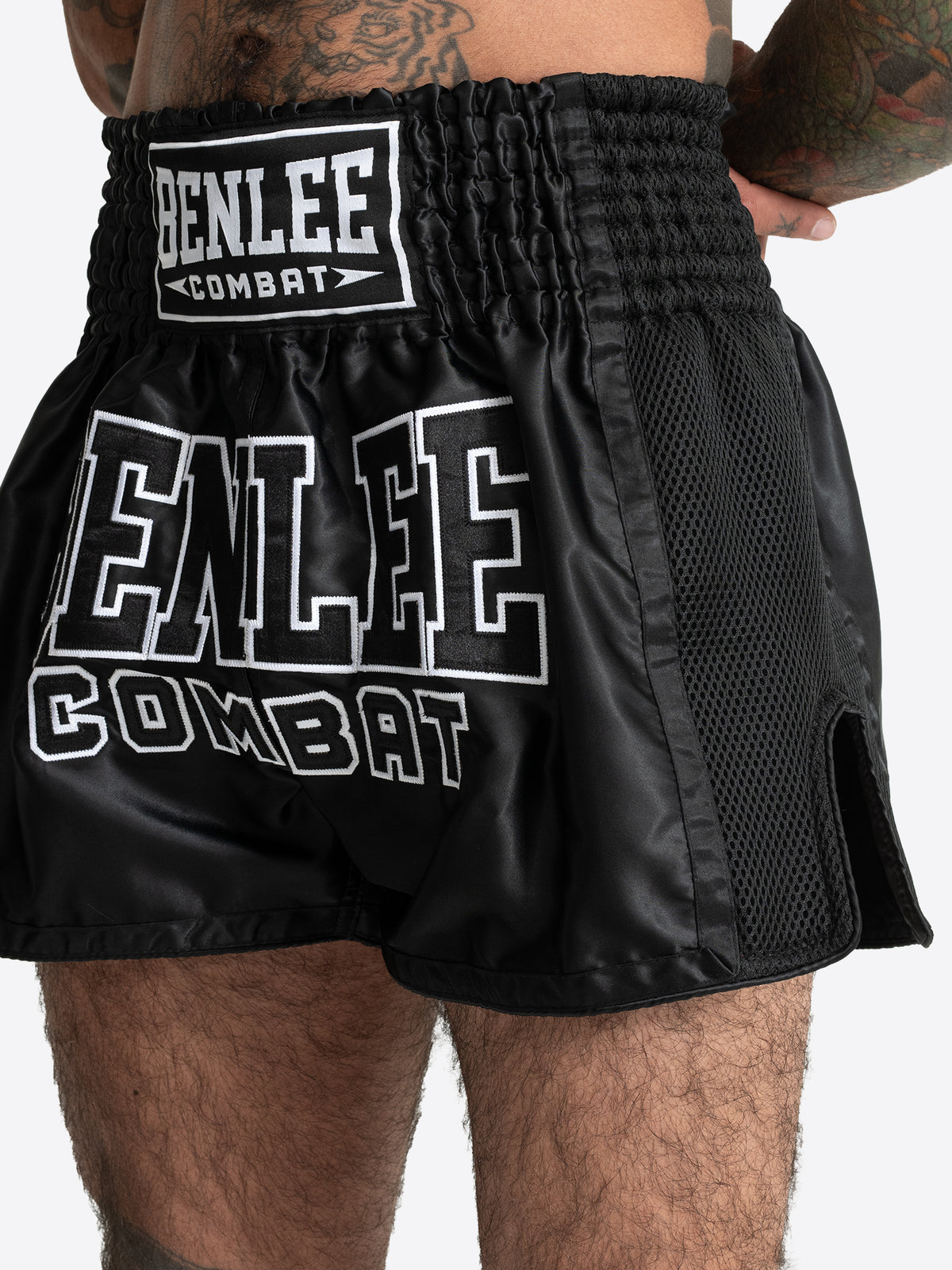 Schwarz-weisse BENLEE Unisex Thaibox-Hose aus Satin für Muay Thai.
