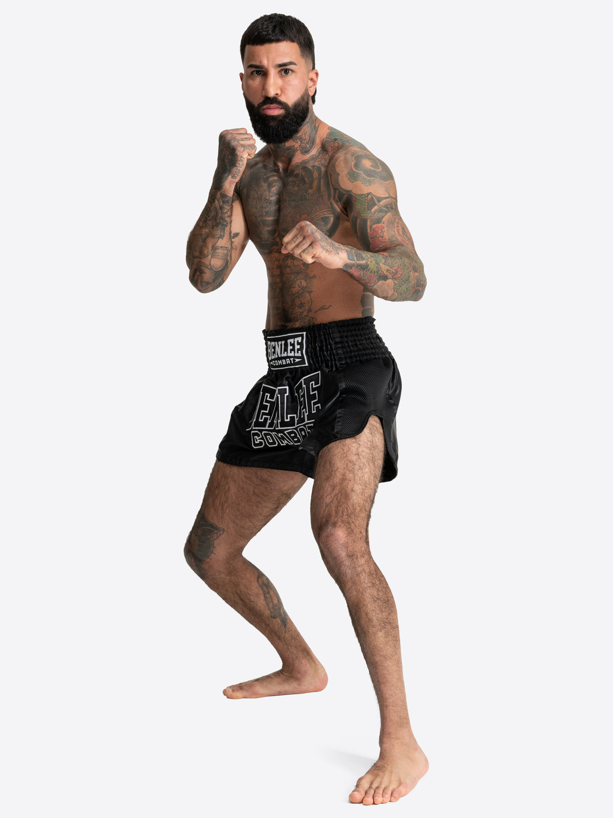 Schwarz-weisse BENLEE Unisex Thaibox-Hose aus Satin für Muay Thai.