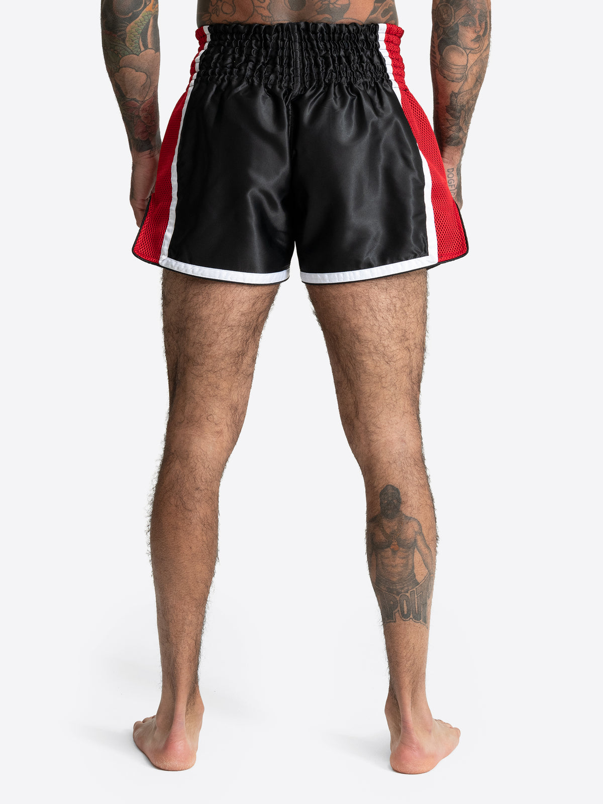 Rückansicht der schwarz-roten BENLEE Unisex Thaibox-Hose aus Satin.