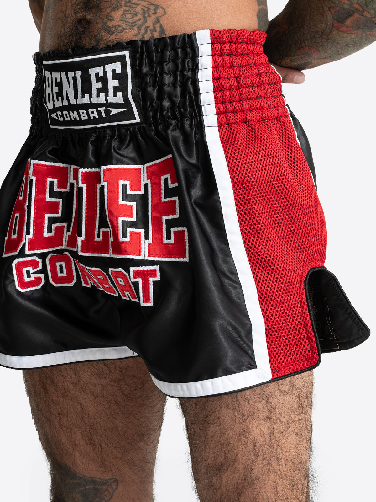 Schwarz-rote BENLEE Unisex Thaibox-Hose aus Satin für Muay Thai.