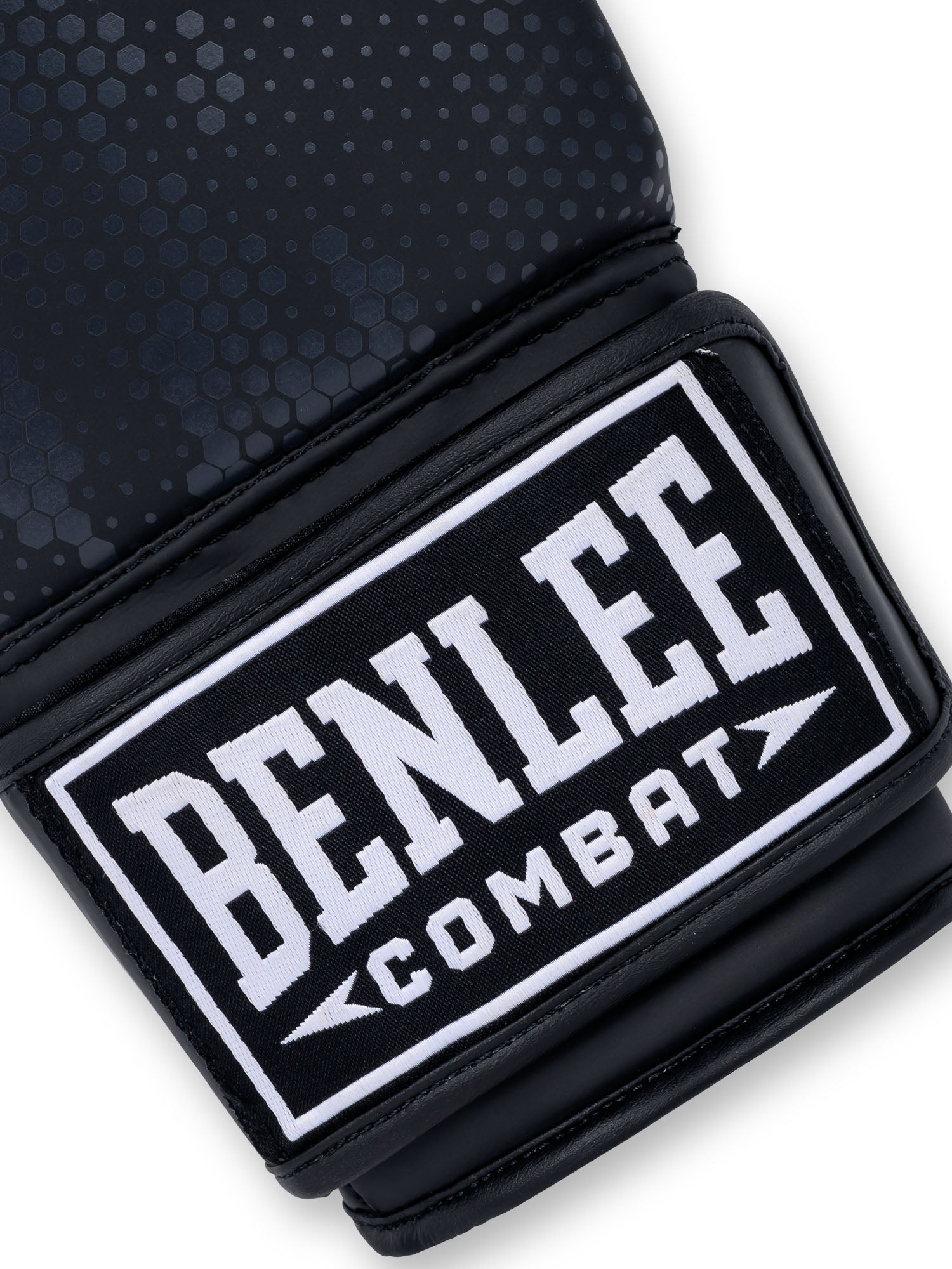 Breiter Klettverschluss mit Benlee Combat Logo auf schwarzem Boxhandschuh.
