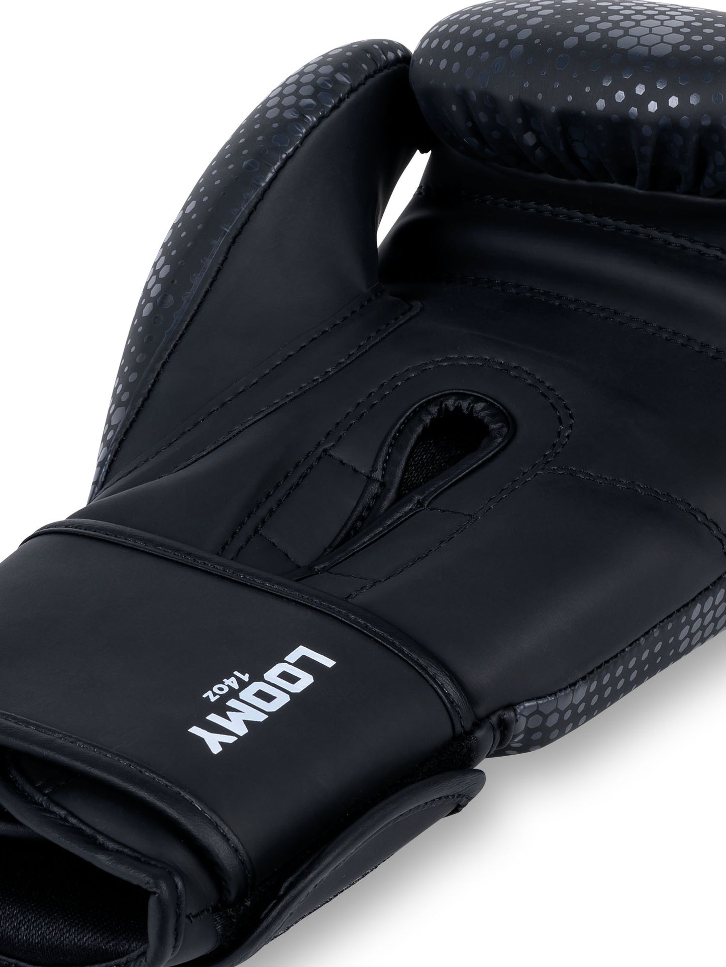 Innenhand-Detail eines schwarzen 14oz Benlee Boxhandschuhs mit Belüftungsöffnung.