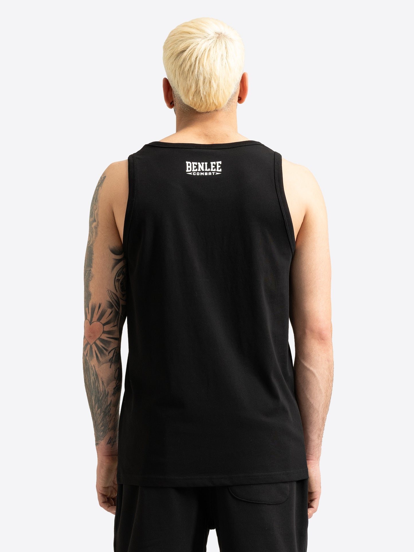 Rückansicht des schwarzen BENLEE Herren Singlets mit Logo-Druck im Nacken.