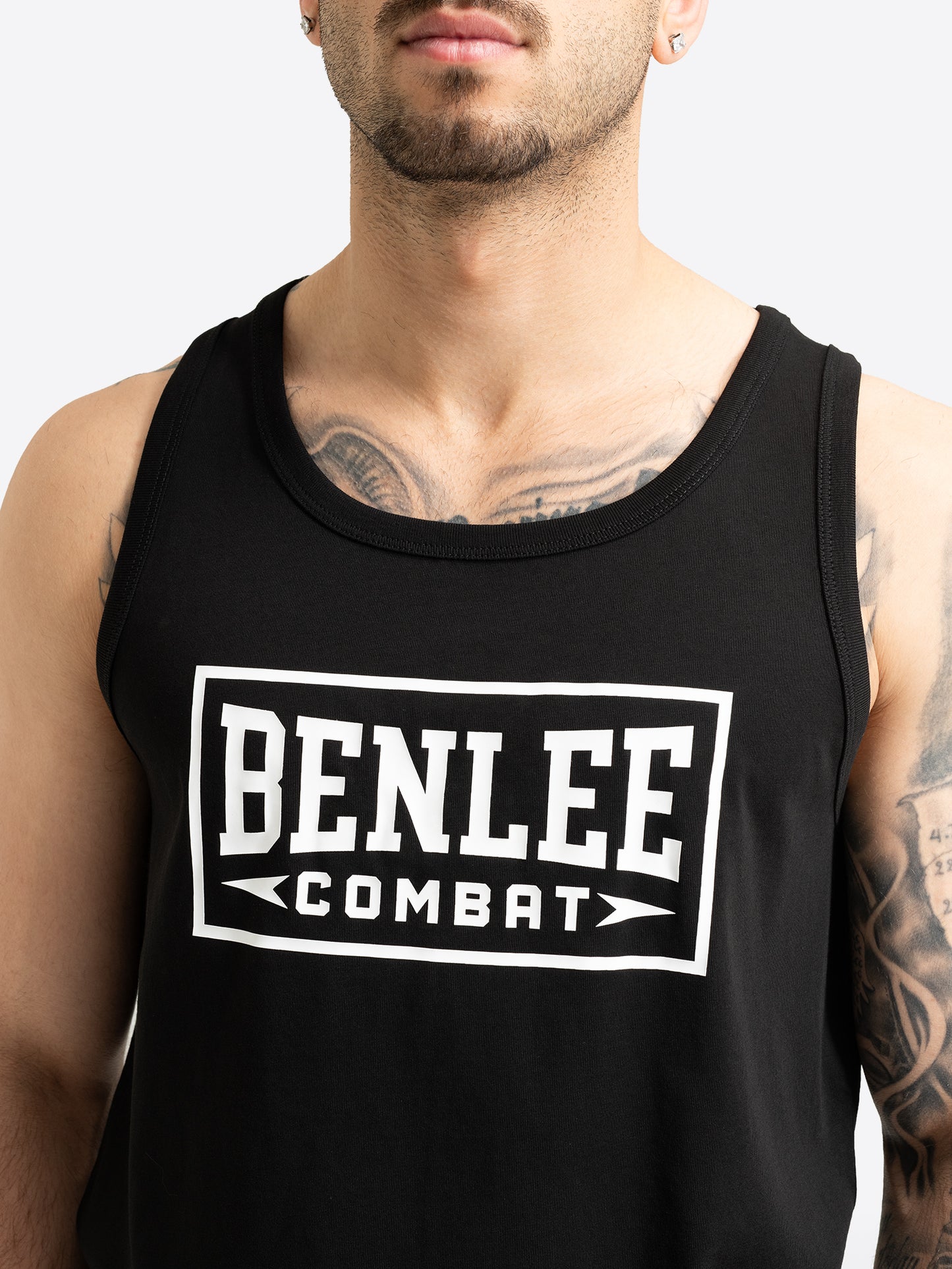  Detailansicht des BENLEE Rocky Marciano Logo-Drucks auf der Brust.