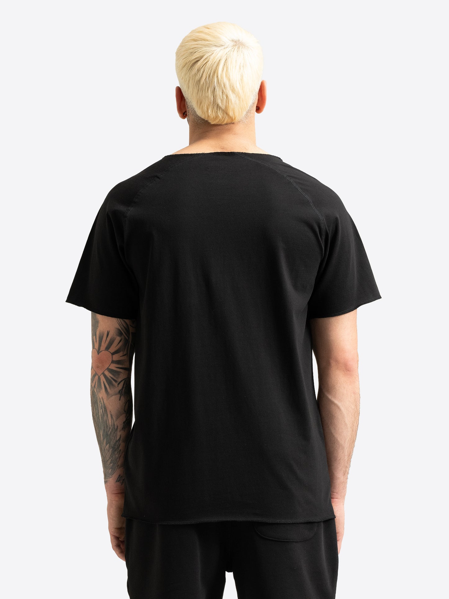 Rückansicht des schwarzen BENLEE Herren T-Shirts in normaler Passform.