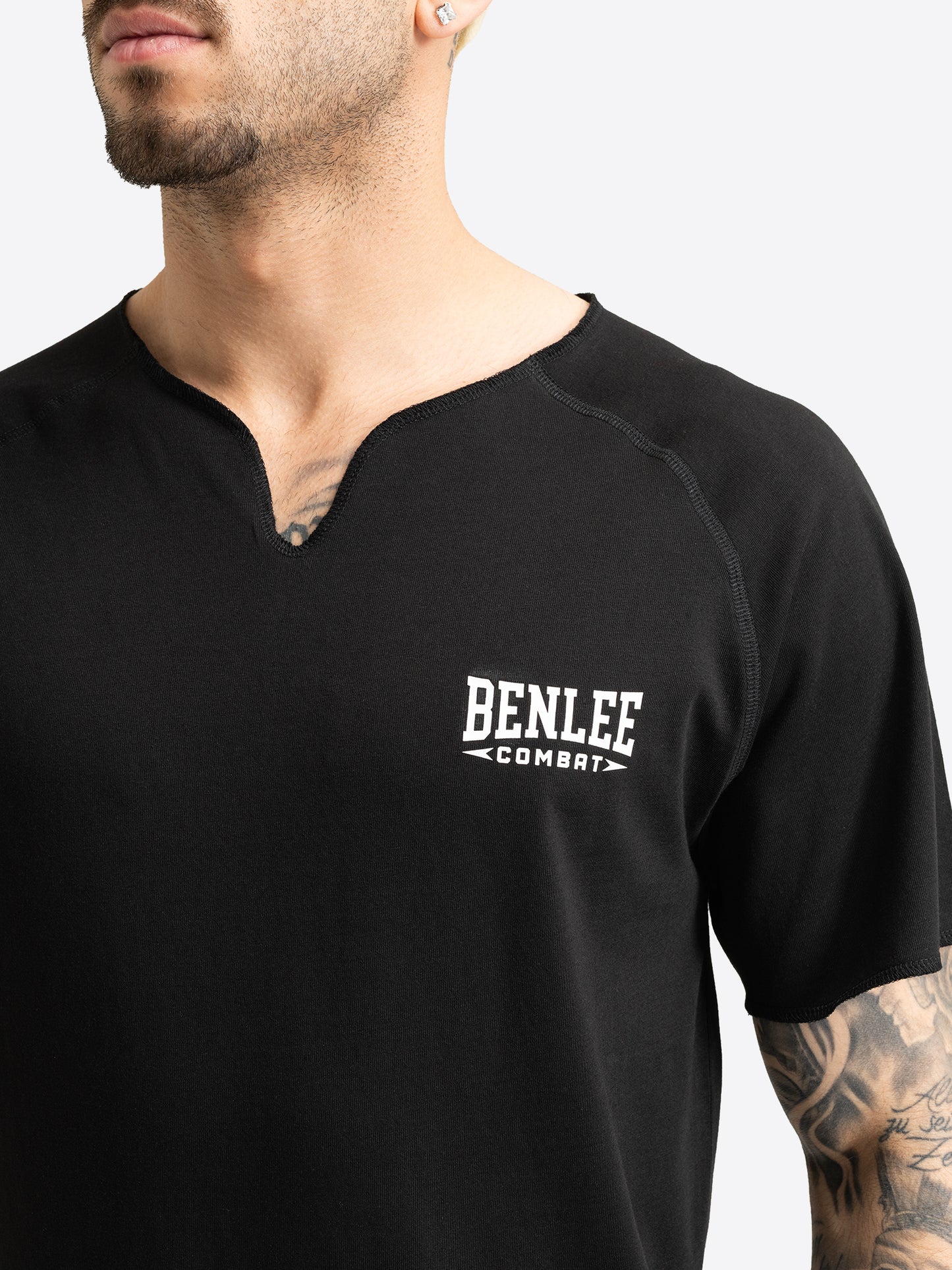 Detailansicht des V-Ausschnitts und BENLEE Logo-Drucks auf der Brust.