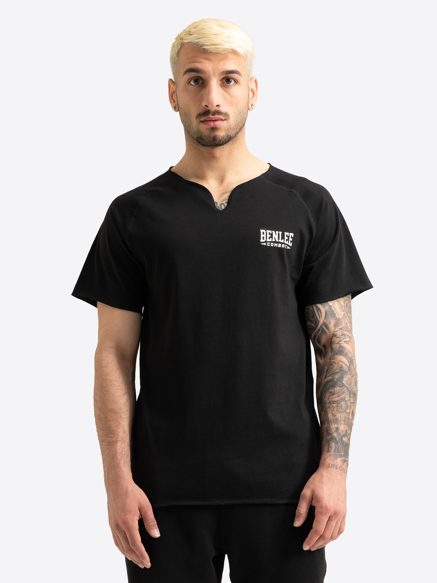  Schwarzes BENLEE Herren T-Shirt mit kleinem Logo-Druck und V-Ausschnitt.