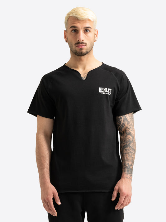  Schwarzes BENLEE Herren T-Shirt mit kleinem Logo-Druck und V-Ausschnitt.