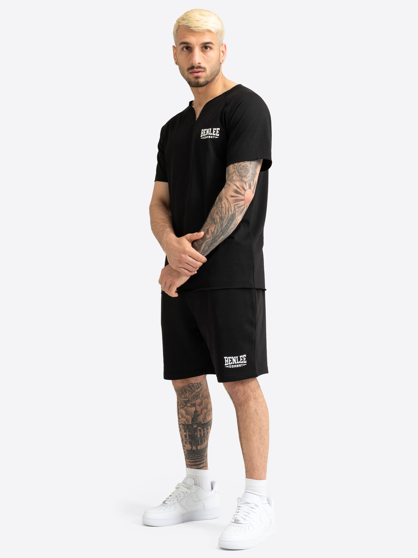  Schwarzes BENLEE Herren T-Shirt mit kleinem Logo-Druck und V-Ausschnitt.
