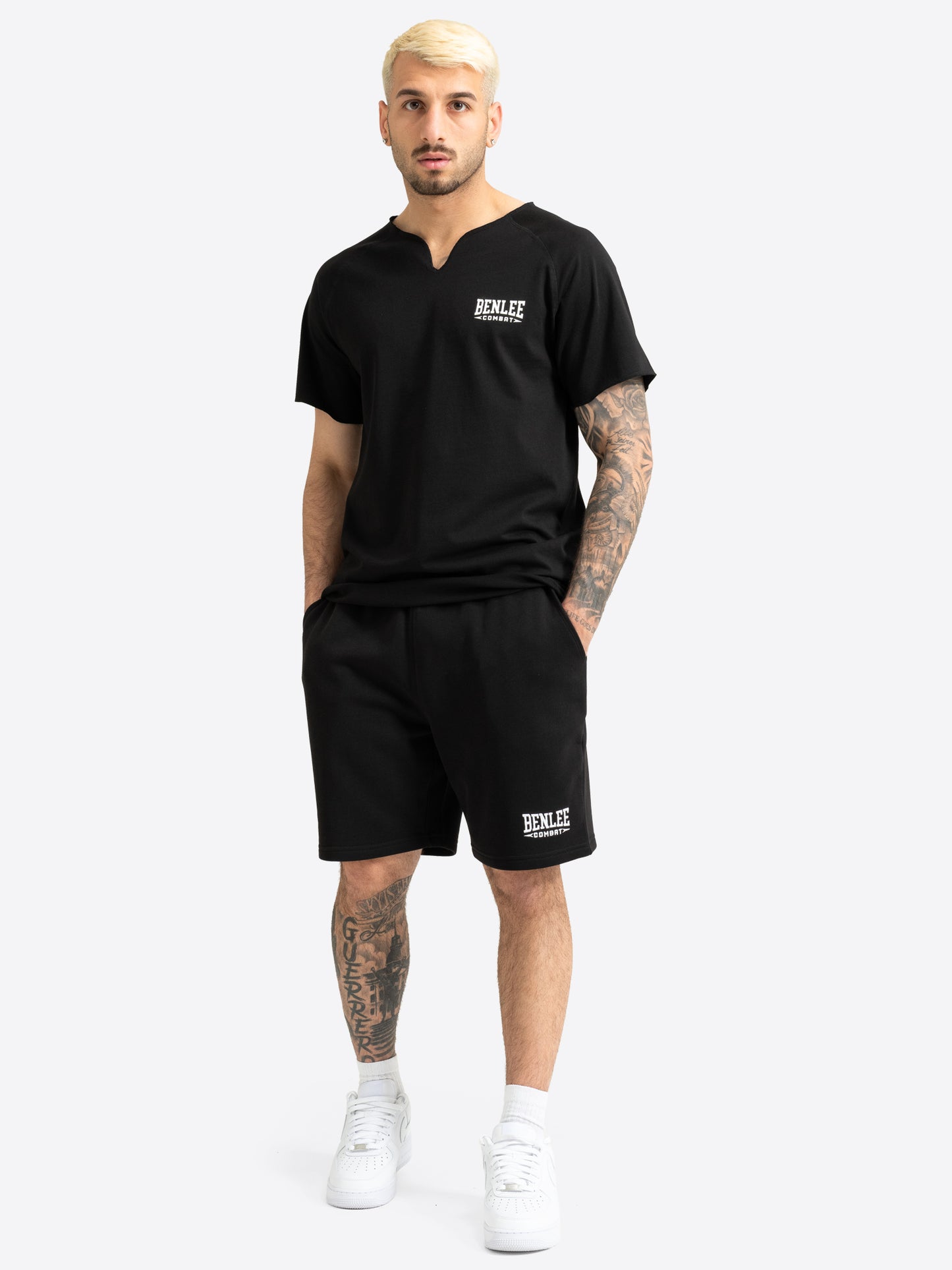  Schwarzes BENLEE Herren T-Shirt mit kleinem Logo-Druck und V-Ausschnitt.
