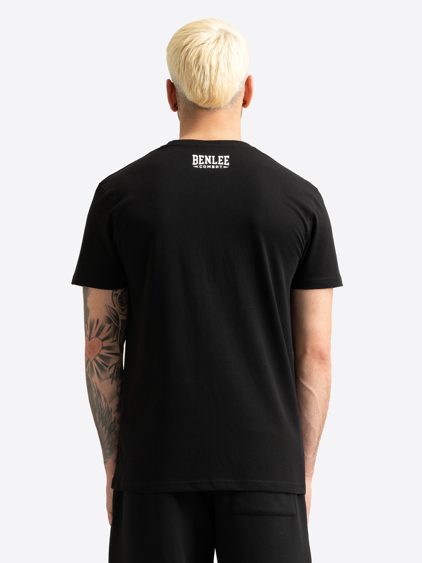 Rückansicht des schwarzen BENLEE Herren T-Shirts mit Logo-Druck im Nacken.