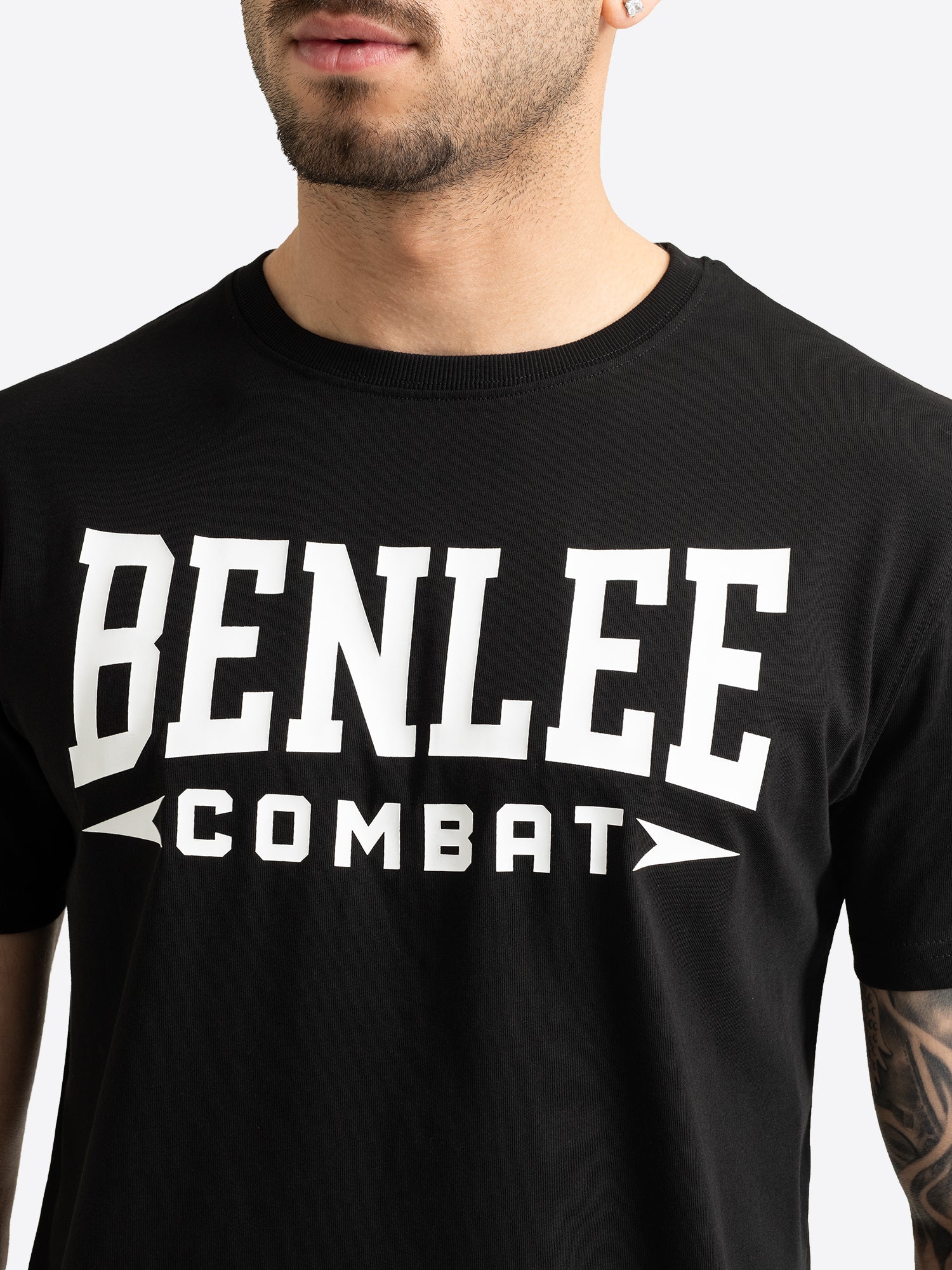 Detailansicht des grossen BENLEE COMBAT Logo-Drucks auf der Brust.
