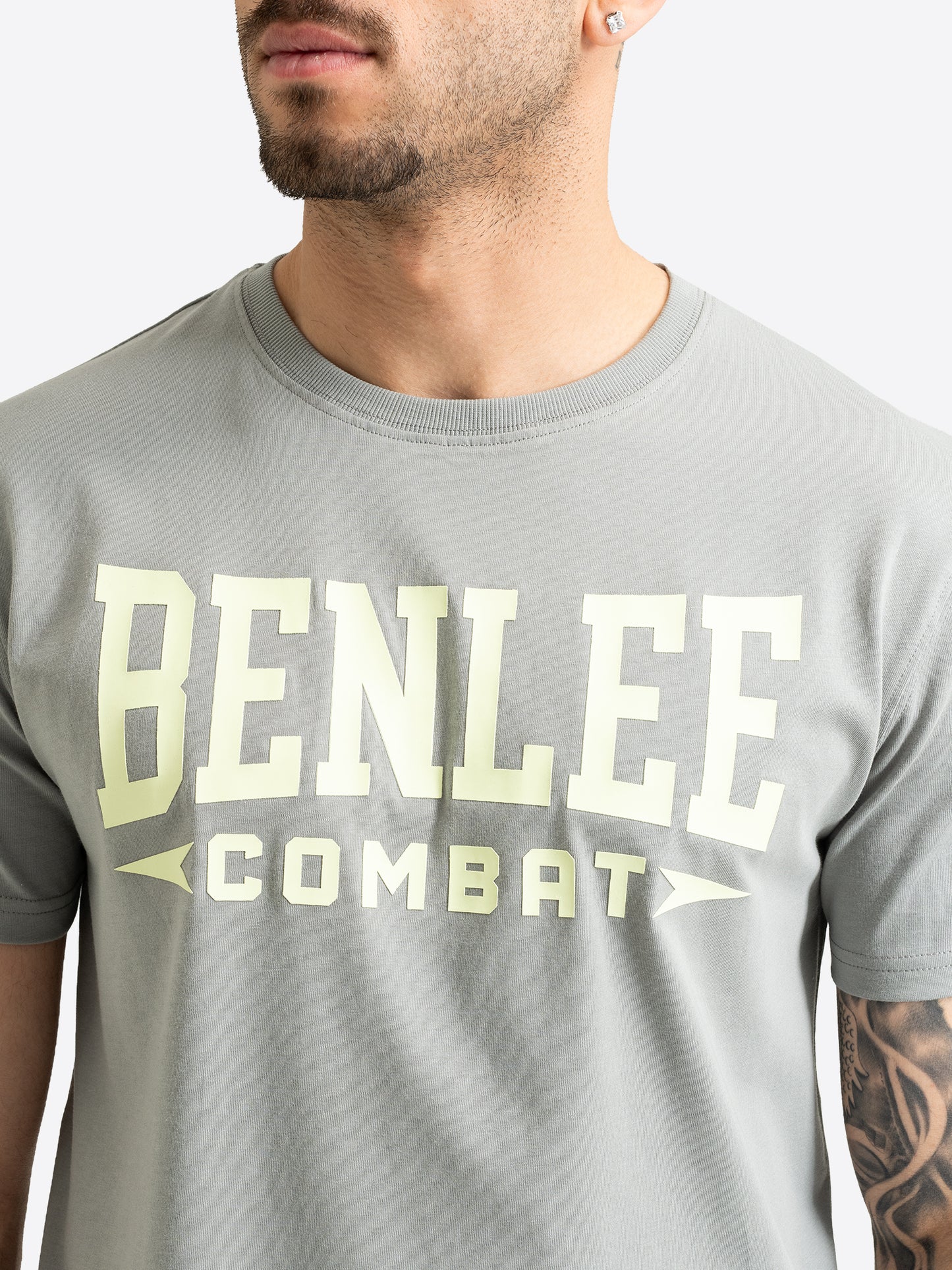 Detailansicht des BENLEE COMBAT Logo-Drucks in Grün auf grauem T-Shirt.